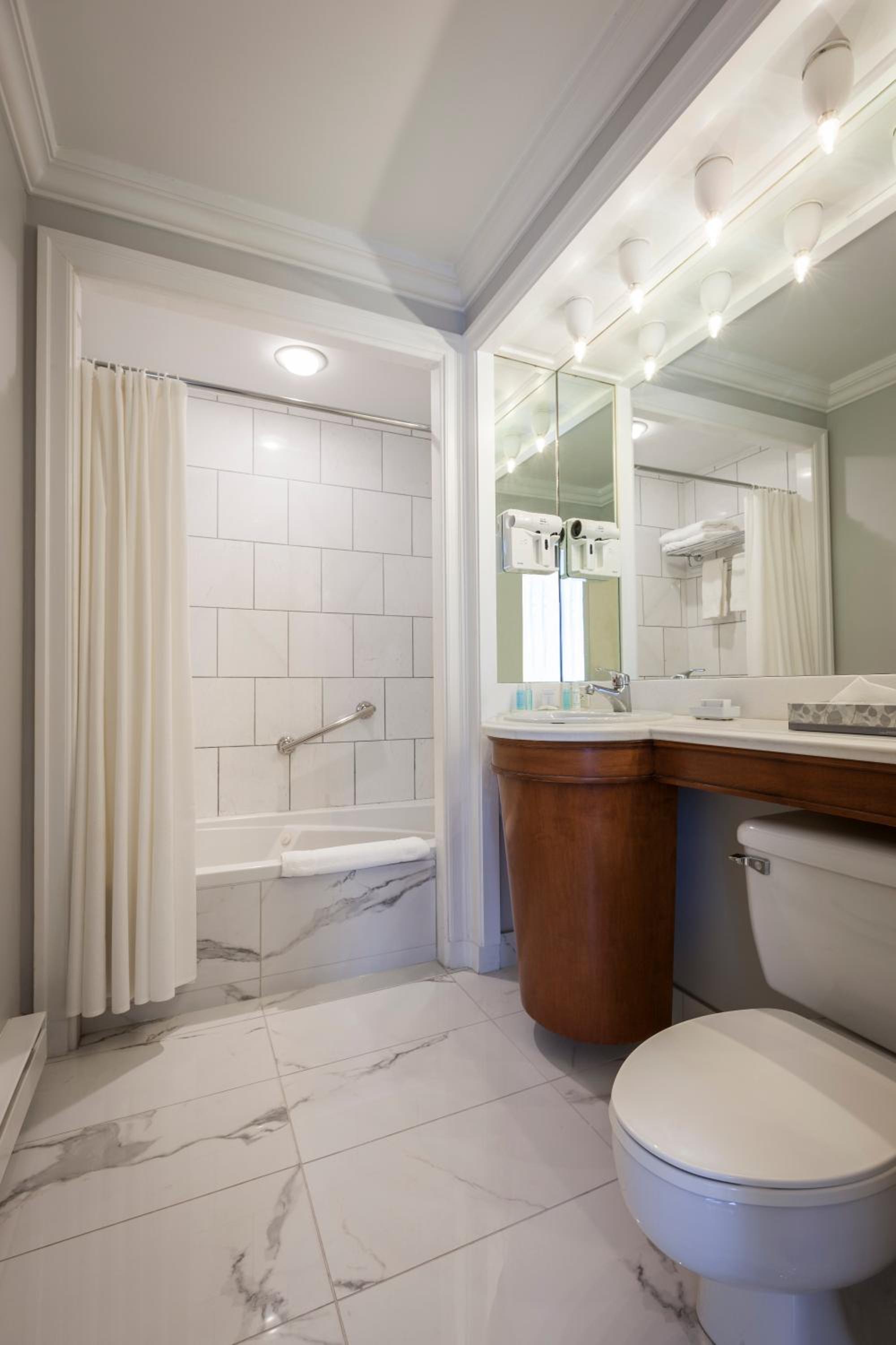 Suite - Photo 2