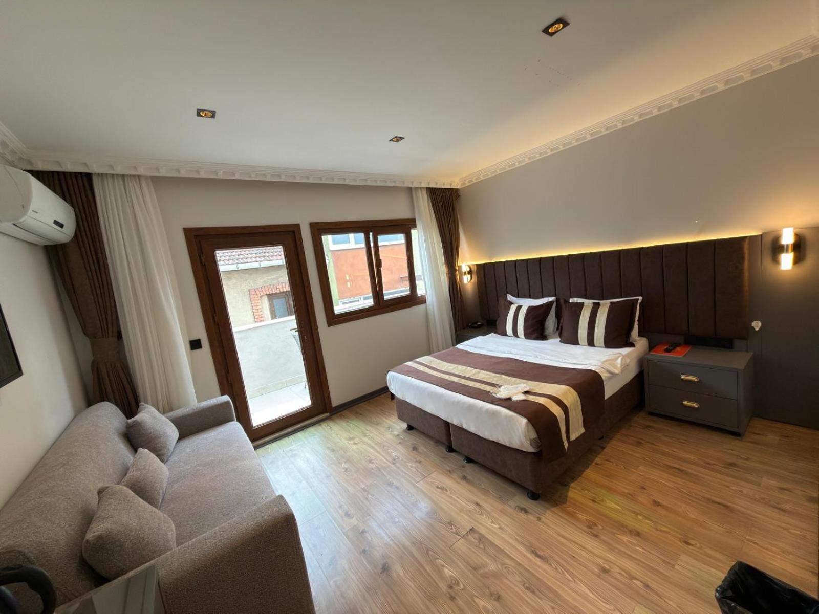 Deluxe Double Room with Balcony photo 2