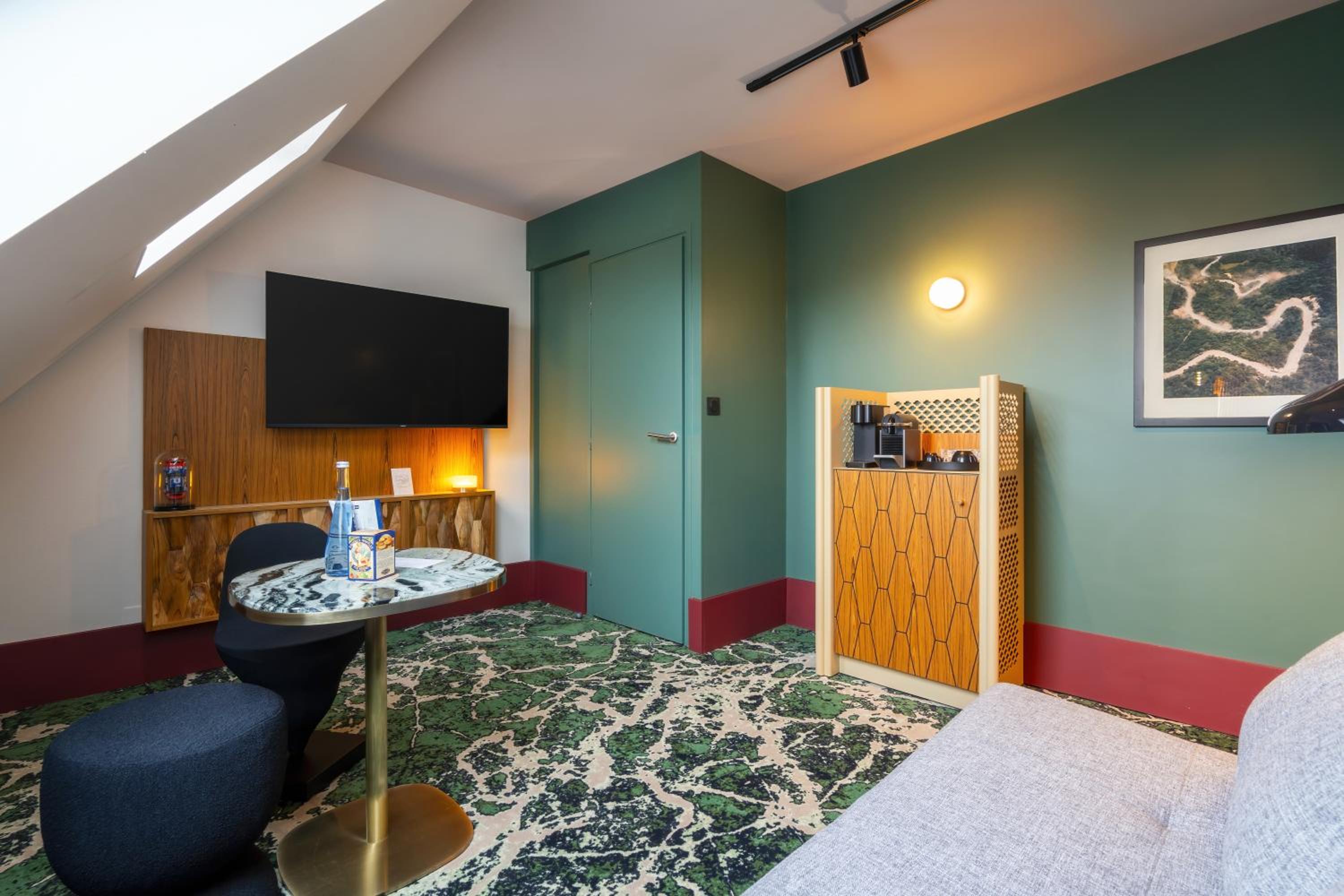 Deluxe Suite with One Queen Bed and Sofa - Photo 16