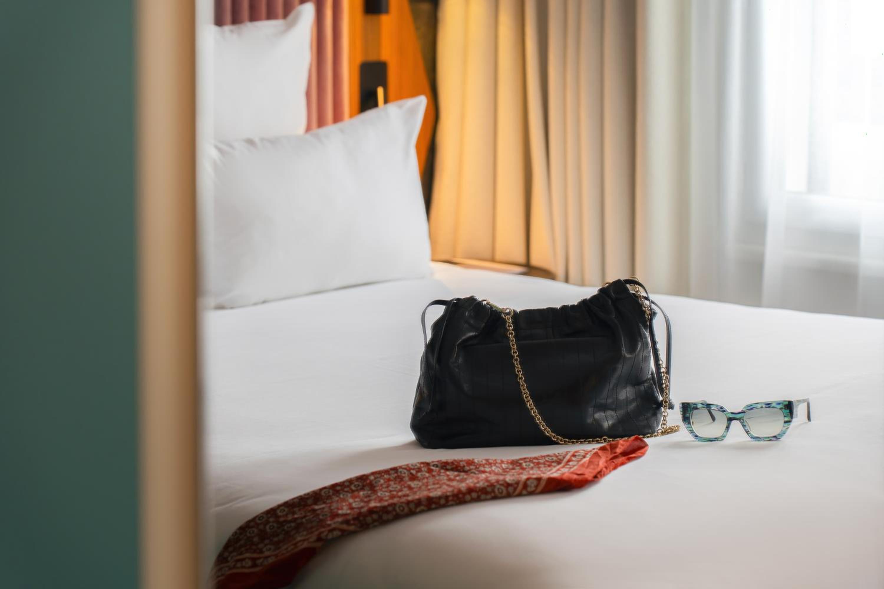 Deluxe Queen Room - Photo 13