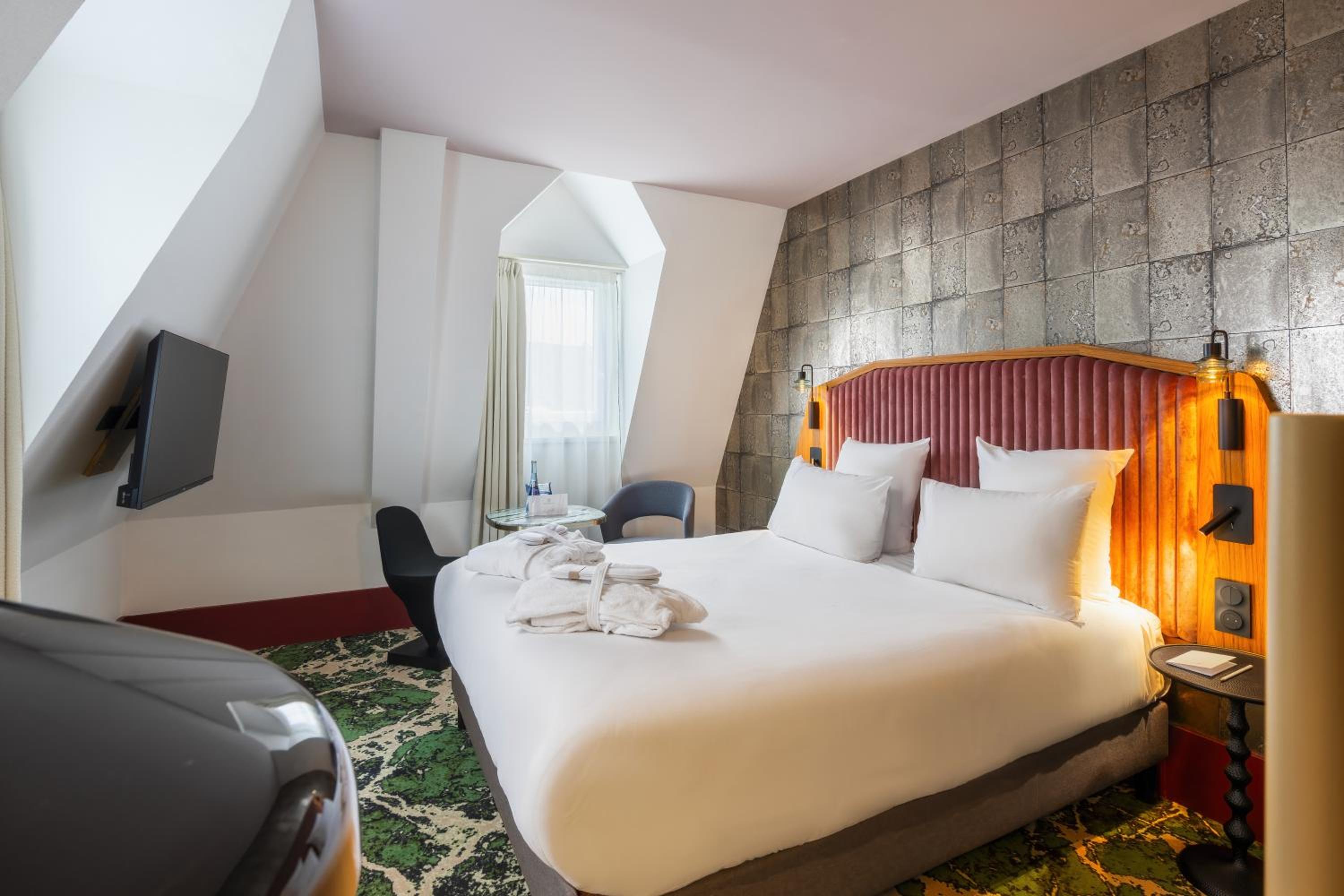 Deluxe Queen Room - Photo 22