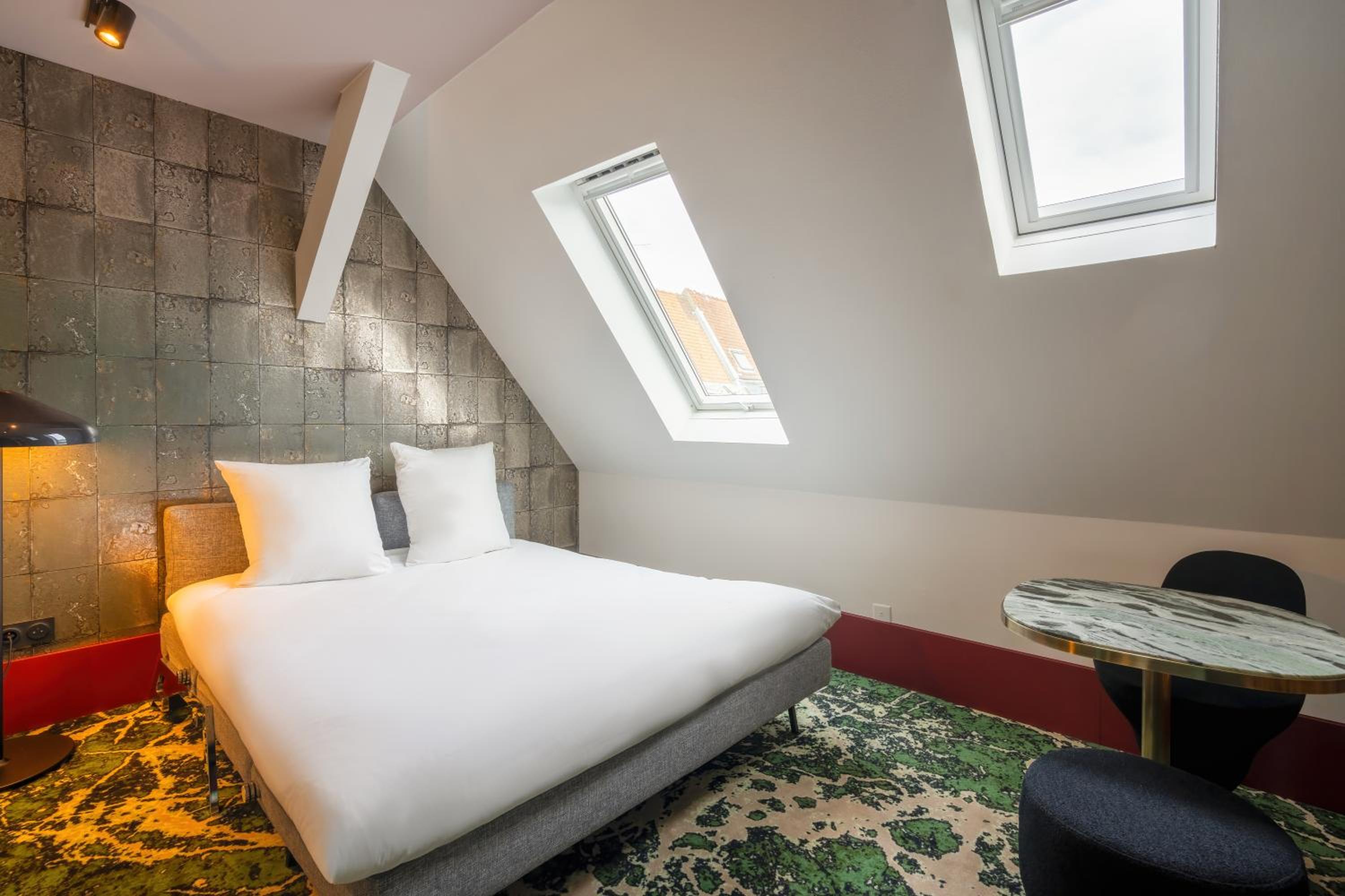 Deluxe Suite with One Queen Bed and Sofa - Photo 18