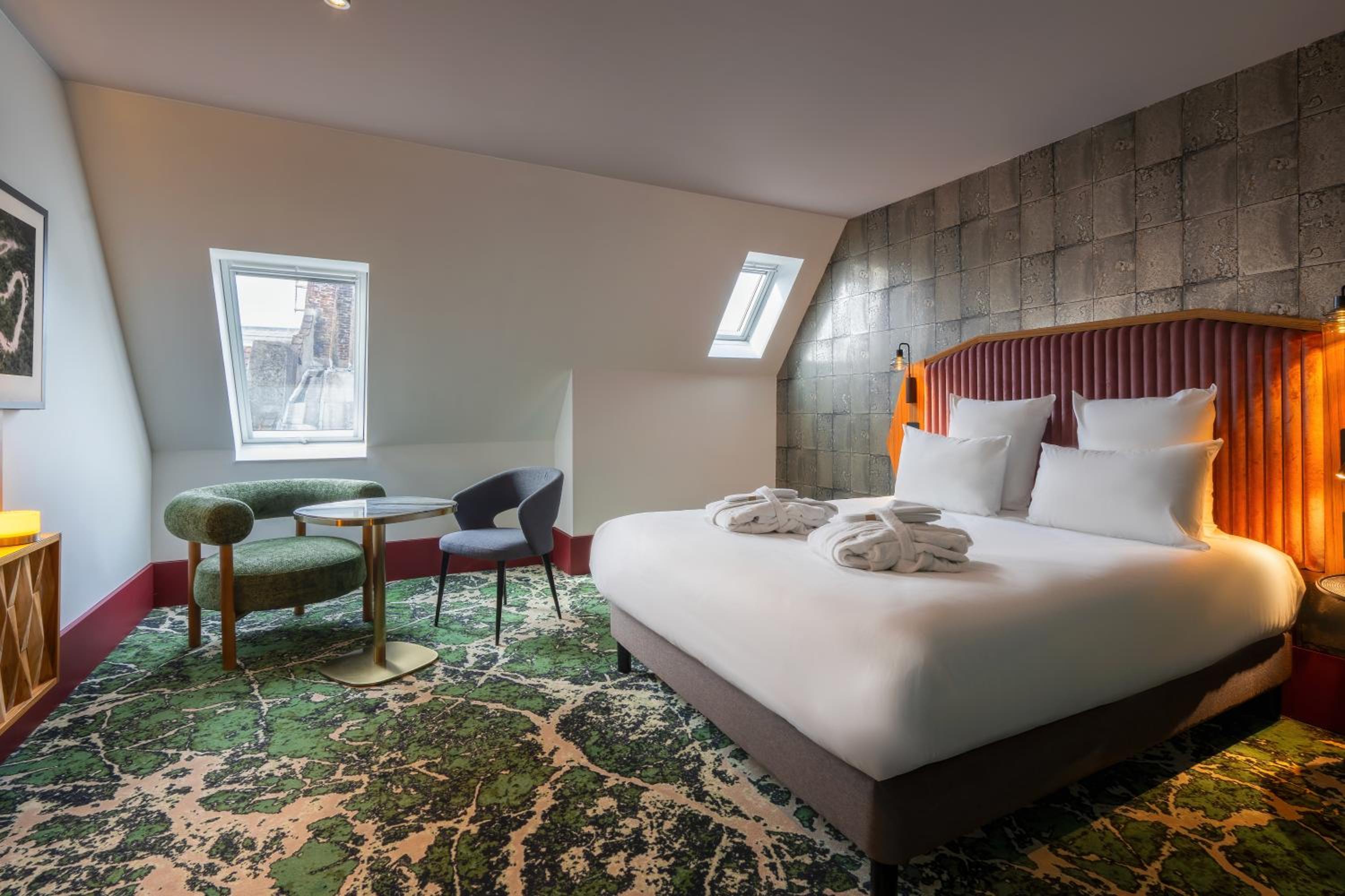 Deluxe Suite with One Queen Bed and Sofa - Photo 12