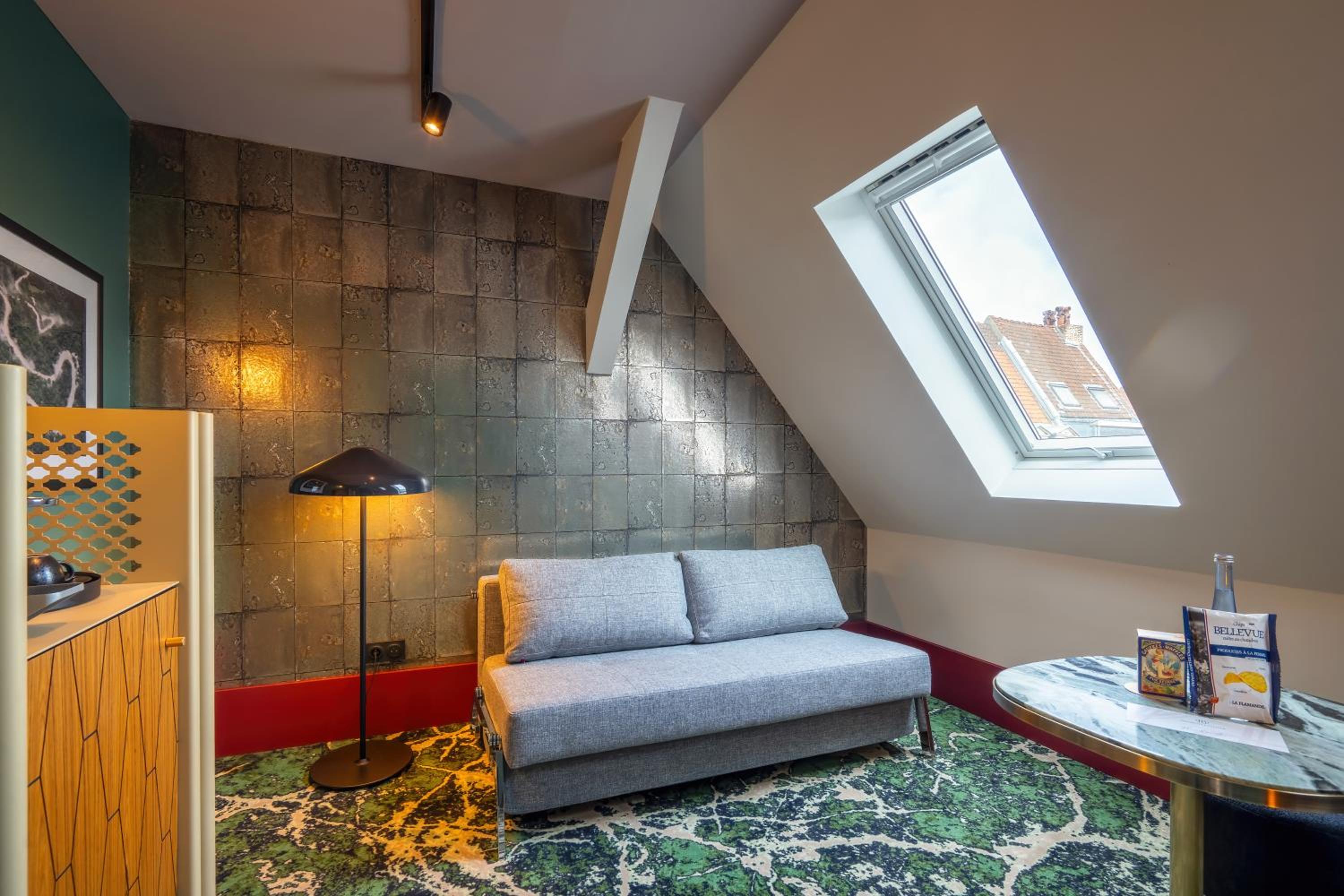 Deluxe Suite with One Queen Bed and Sofa - Photo 17