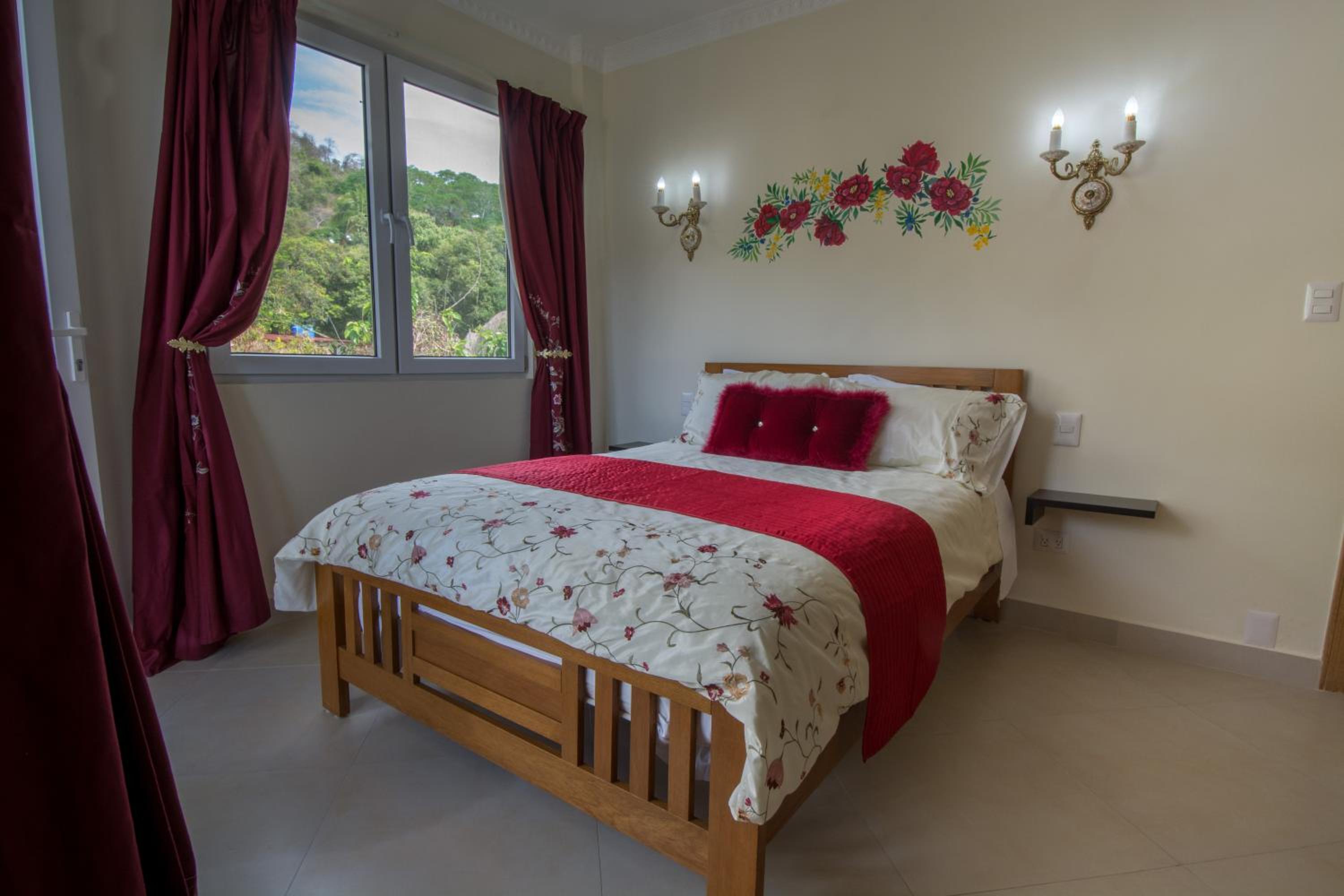 Deluxe Double Room with Side Sea View photo 2