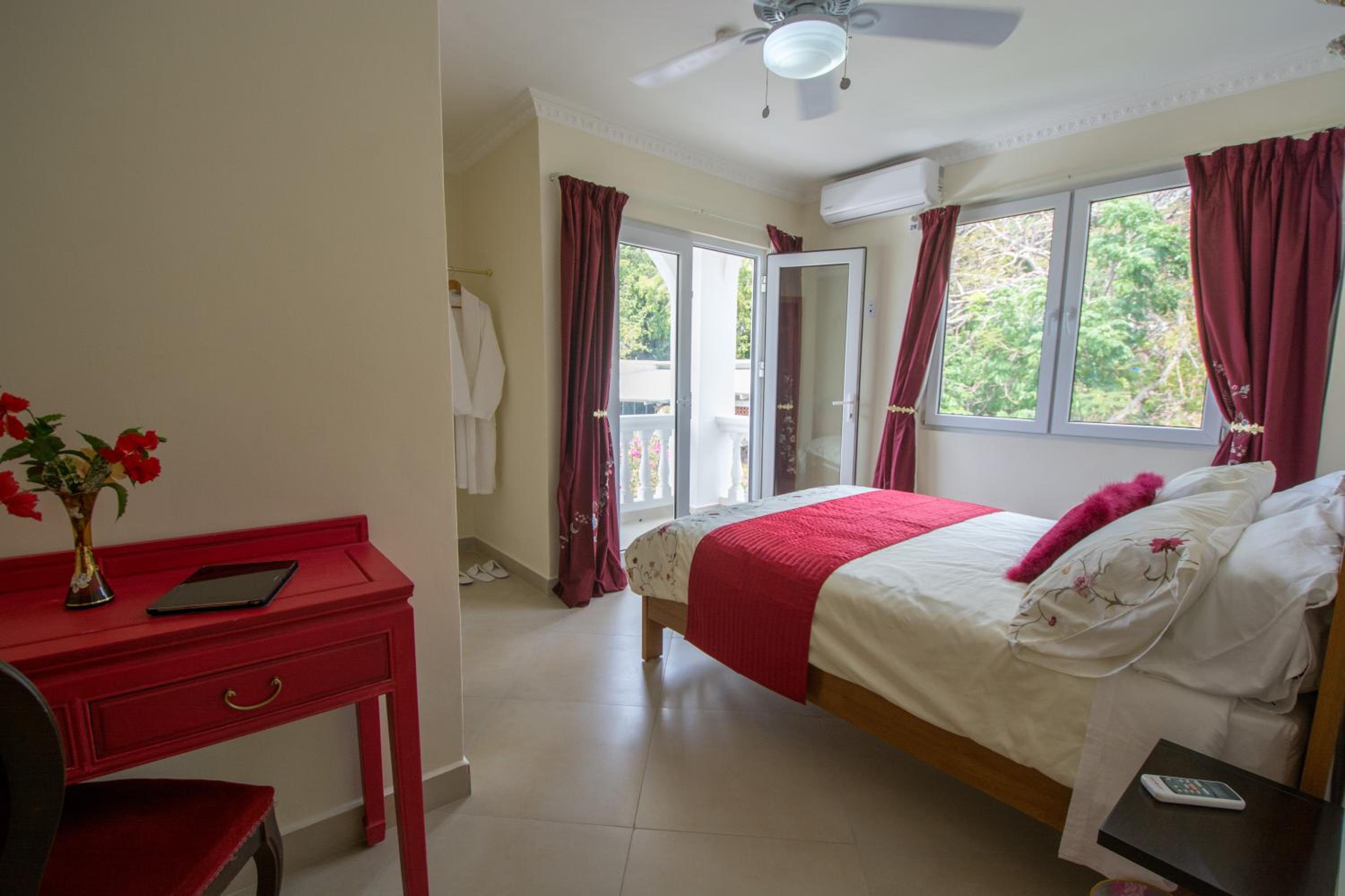 Deluxe Double Room with Side Sea View photo 3