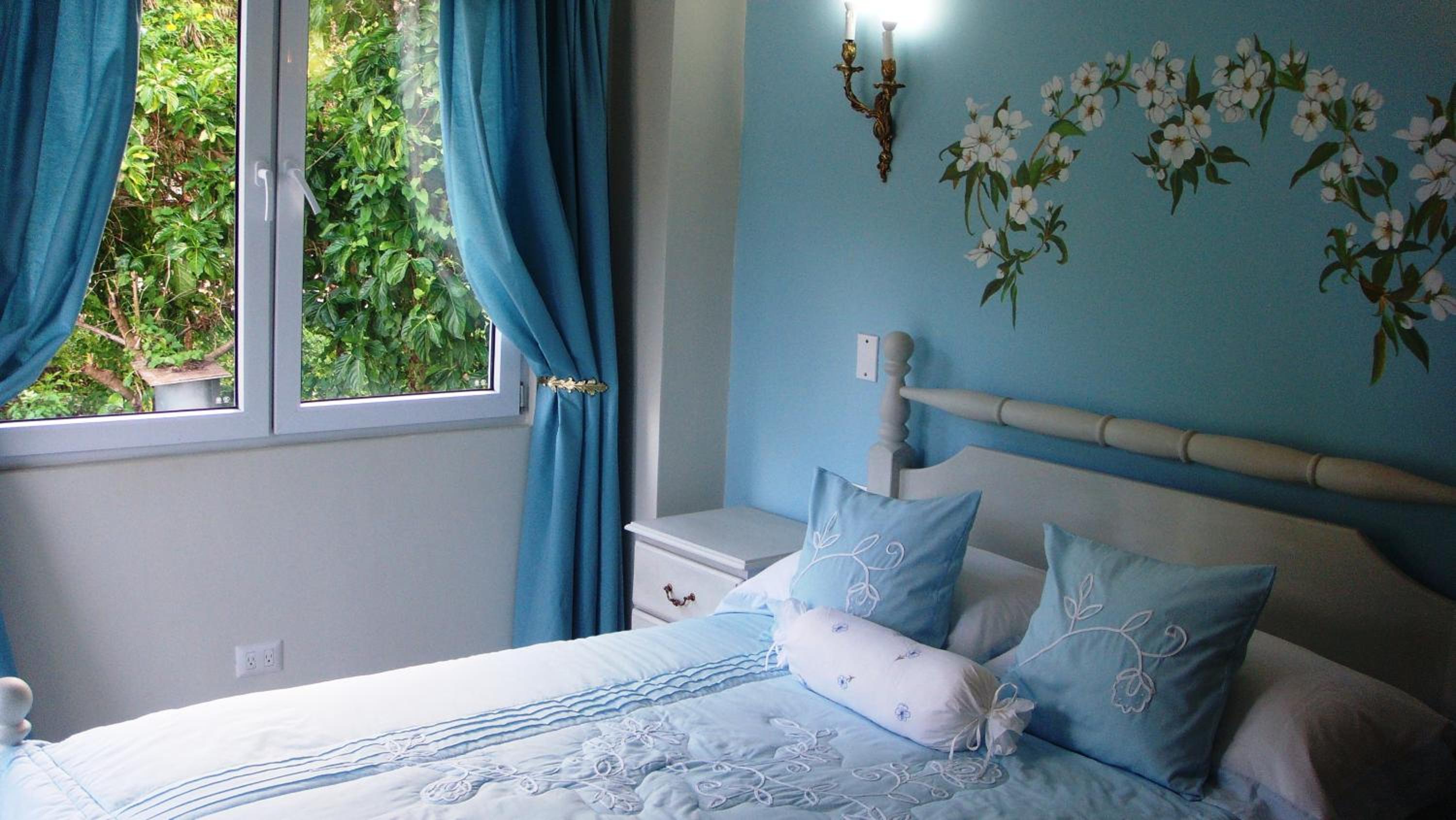 Deluxe Double Room with Side Sea View photo 2