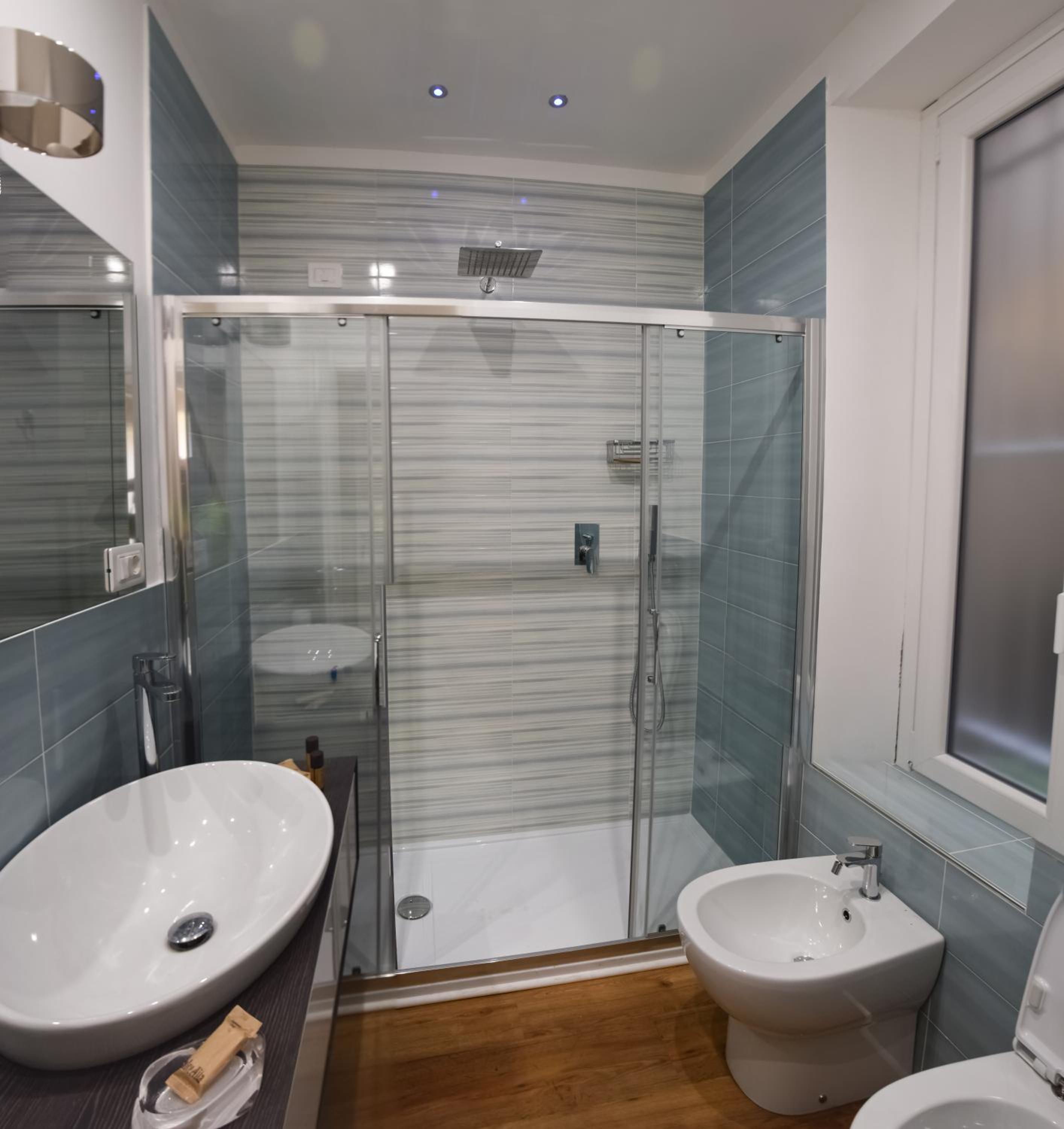 Large Double Room - Photo 4
