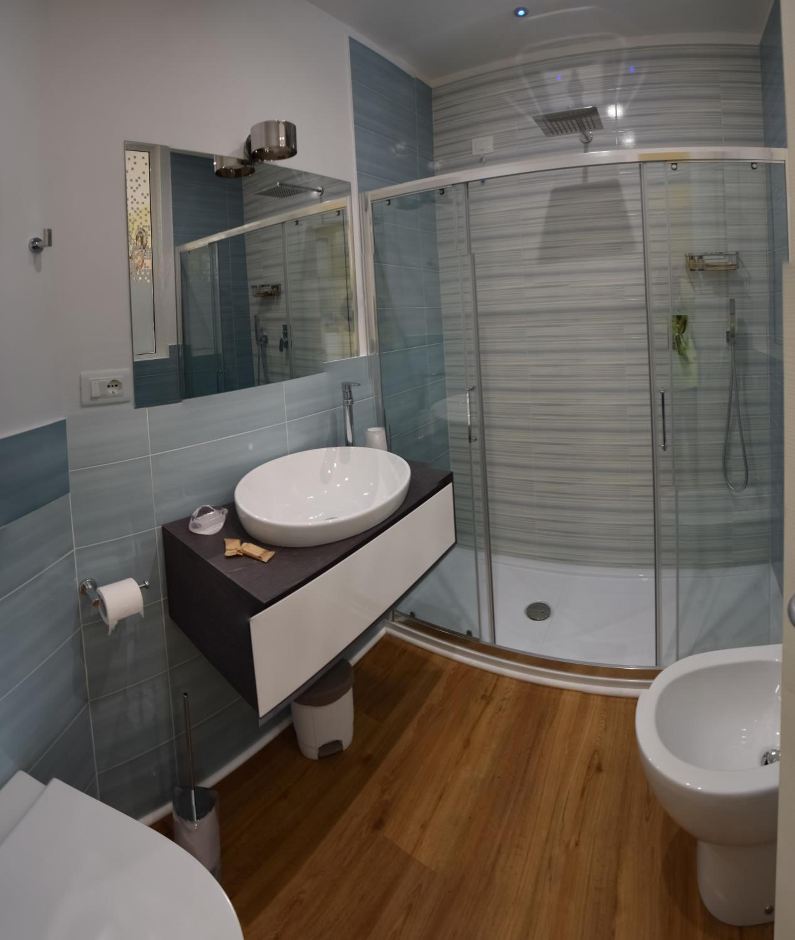 Large Double Room - Photo 5