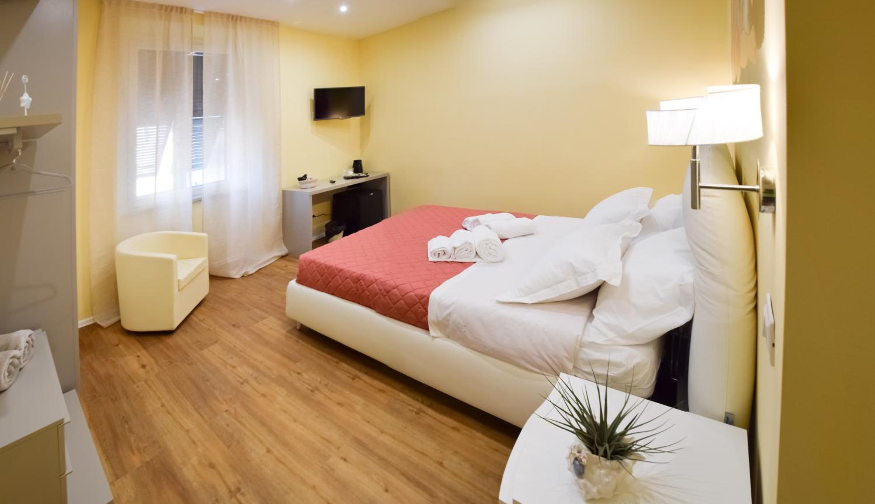 Large Double Room - Photo 2