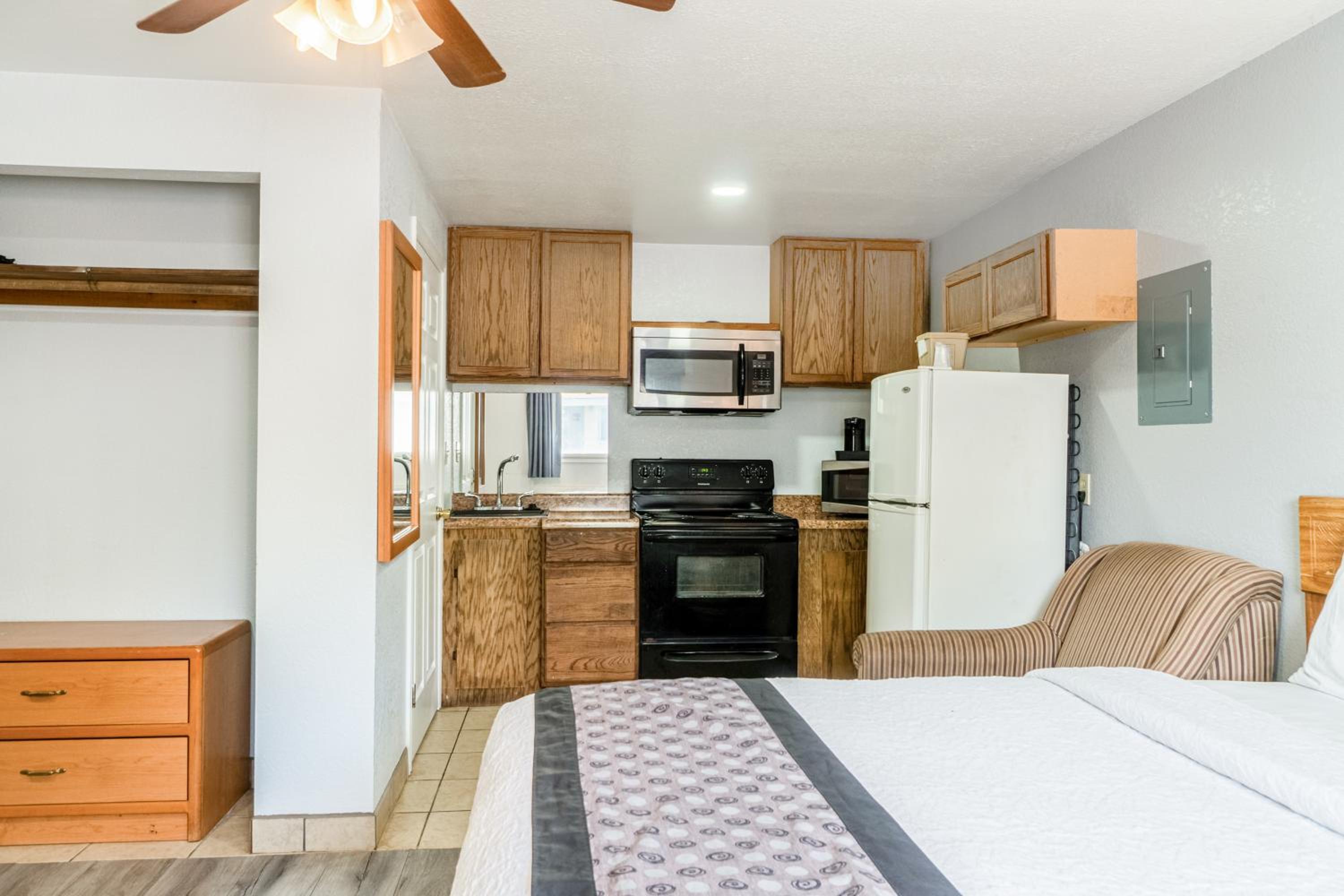 King Bed with Kitchenette Non-Smoking photo 2