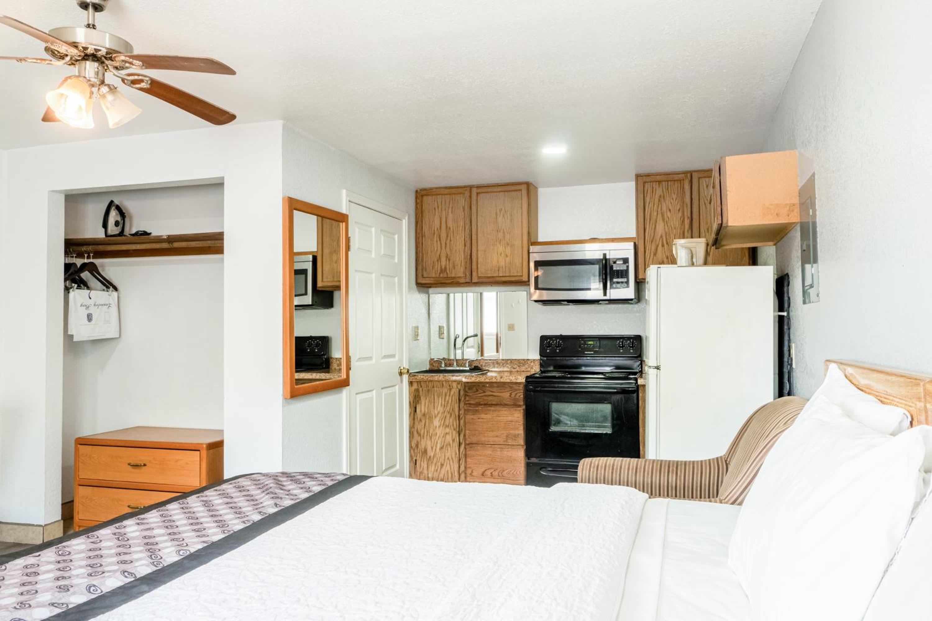 King Bed with Kitchenette Non-Smoking photo 1