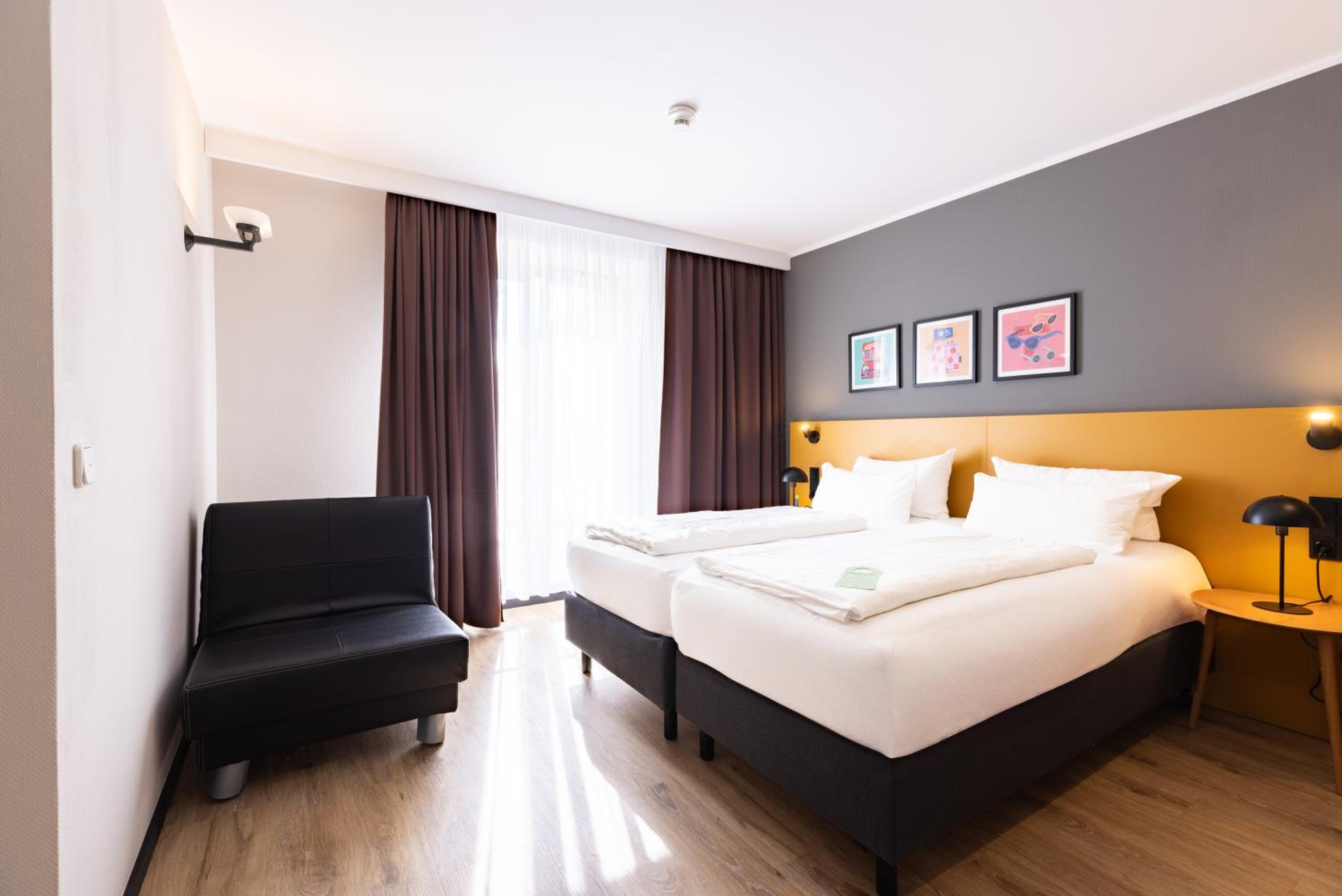 Premium Room with Two Single Beds - Photo 2