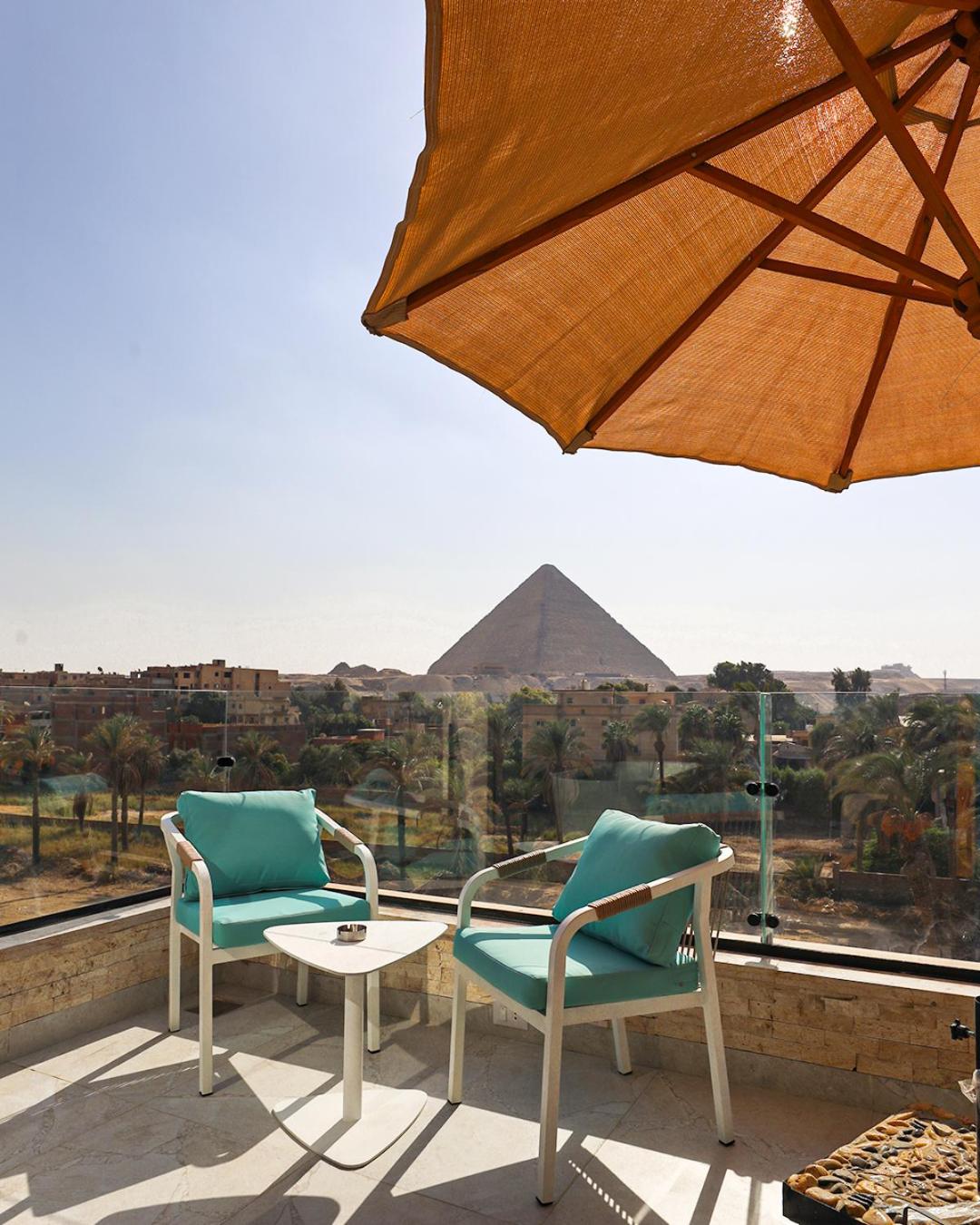 Prestige Suite with Hot Tub Balcony Panorama Pyramid View photo 1