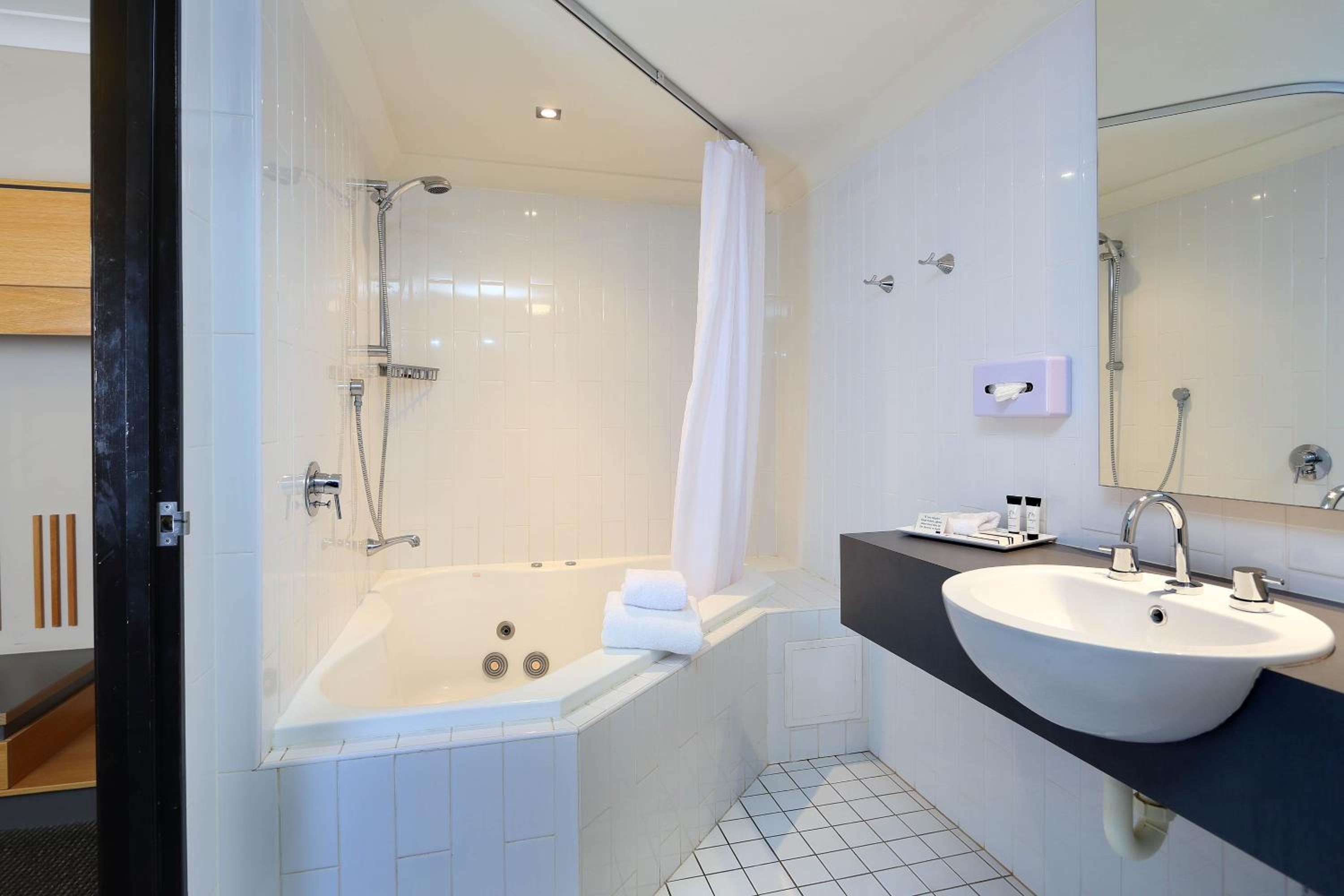 Deluxe Double Room With Spa Bath thumbnail 5