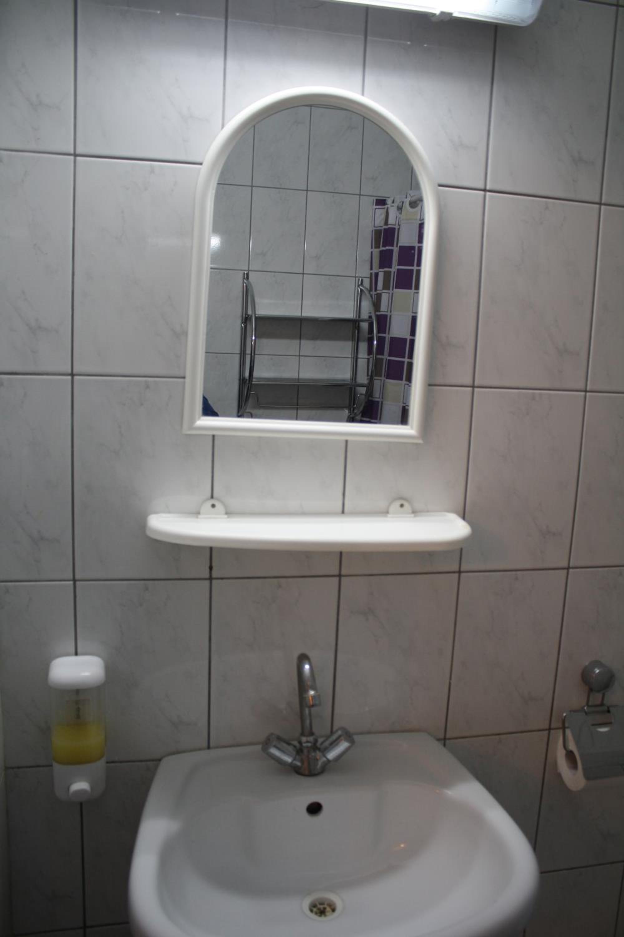 Economy Triple Room with 3 Single Beds photo 2
