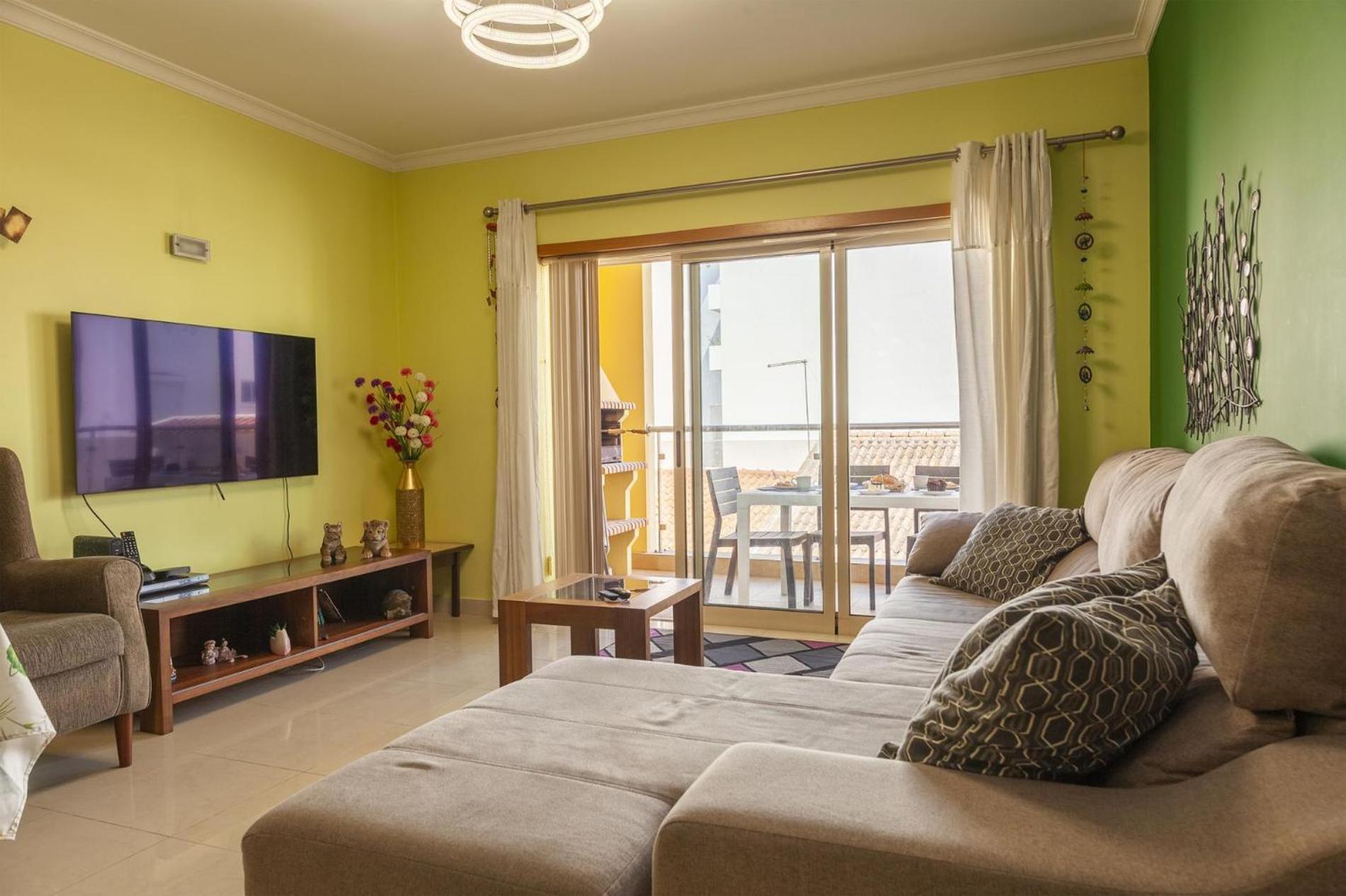 Three-Bedroom Apartment with Balcony photo 3