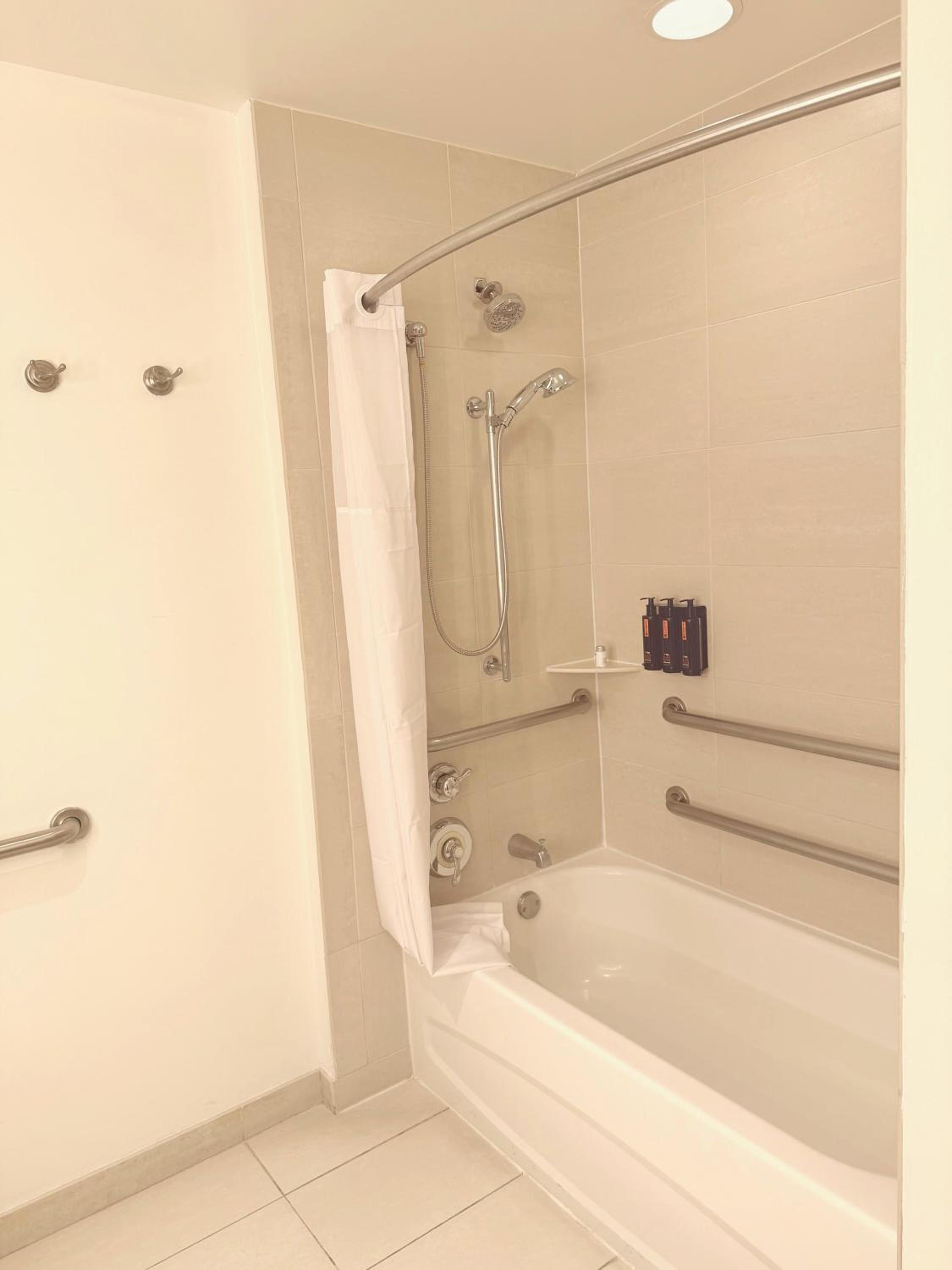 King Room with Accessible Tub - Disability Access - Photo 6