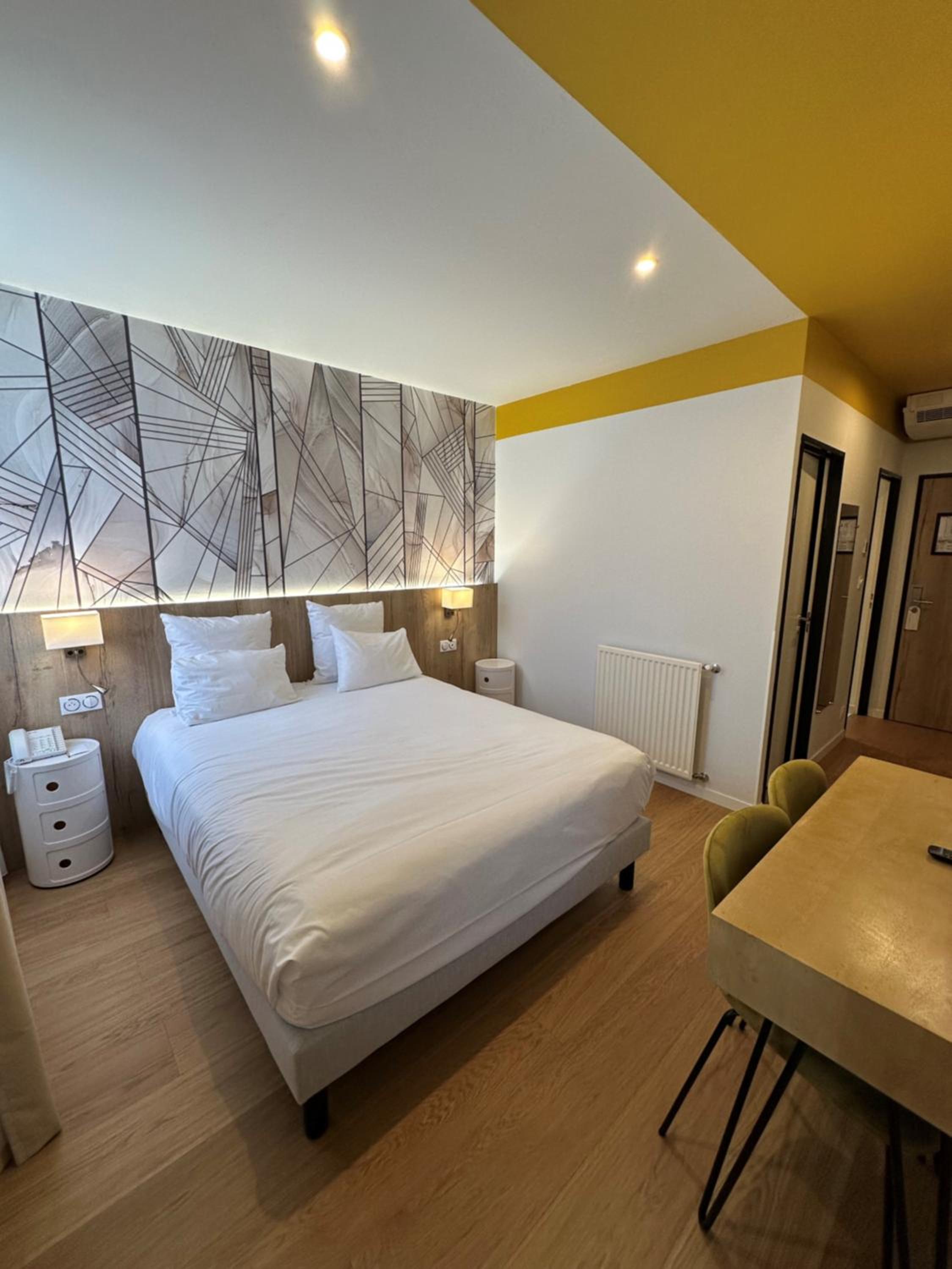 Standard Room with Four Single Beds - Photo 7