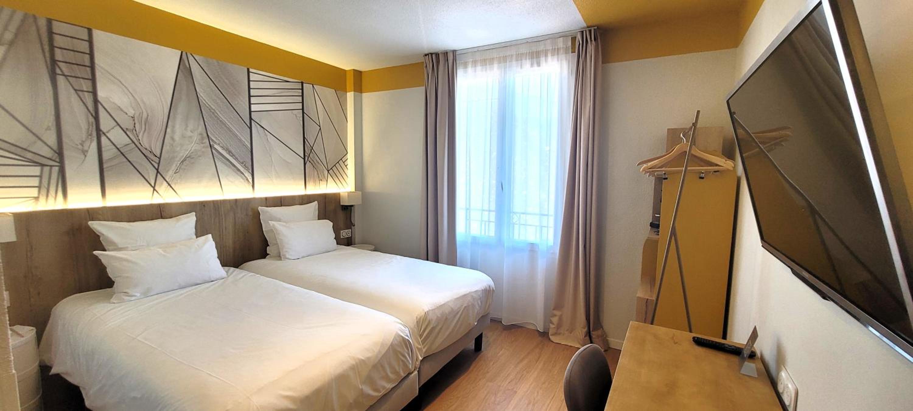 Standard Room with Four Single Beds - Photo 8