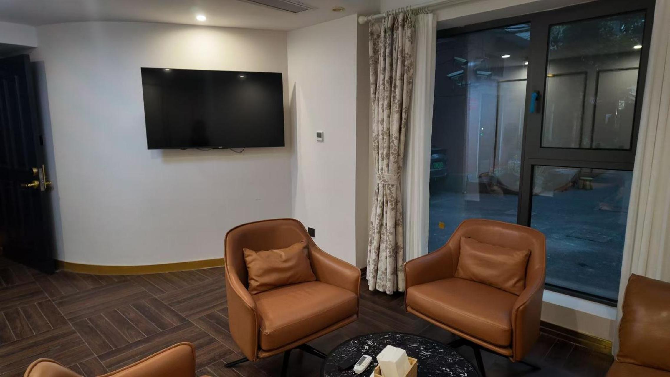 Superior King Suite