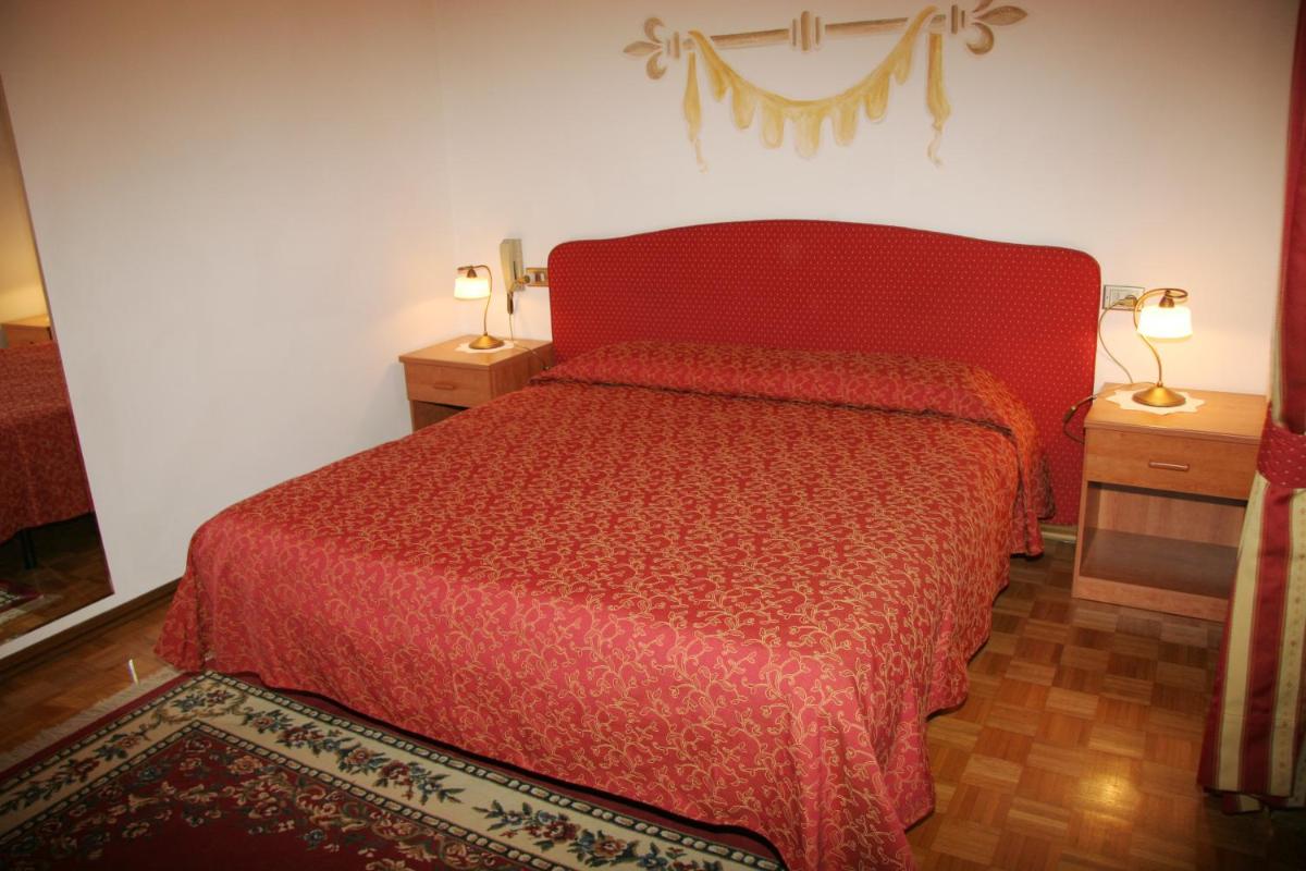 Standard Double or Twin Room photo 3