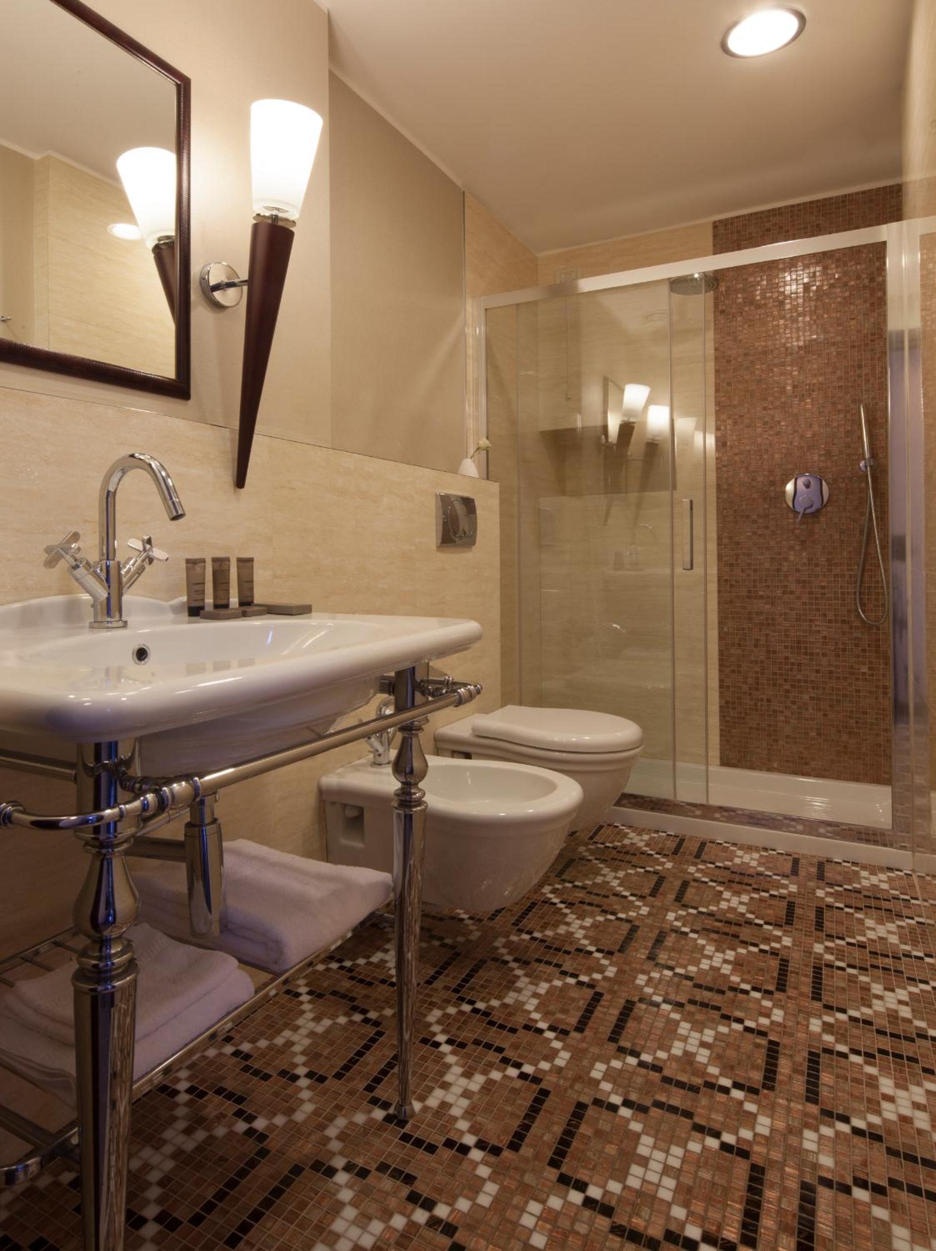 Superior Double Room with Lake View - Photo 2