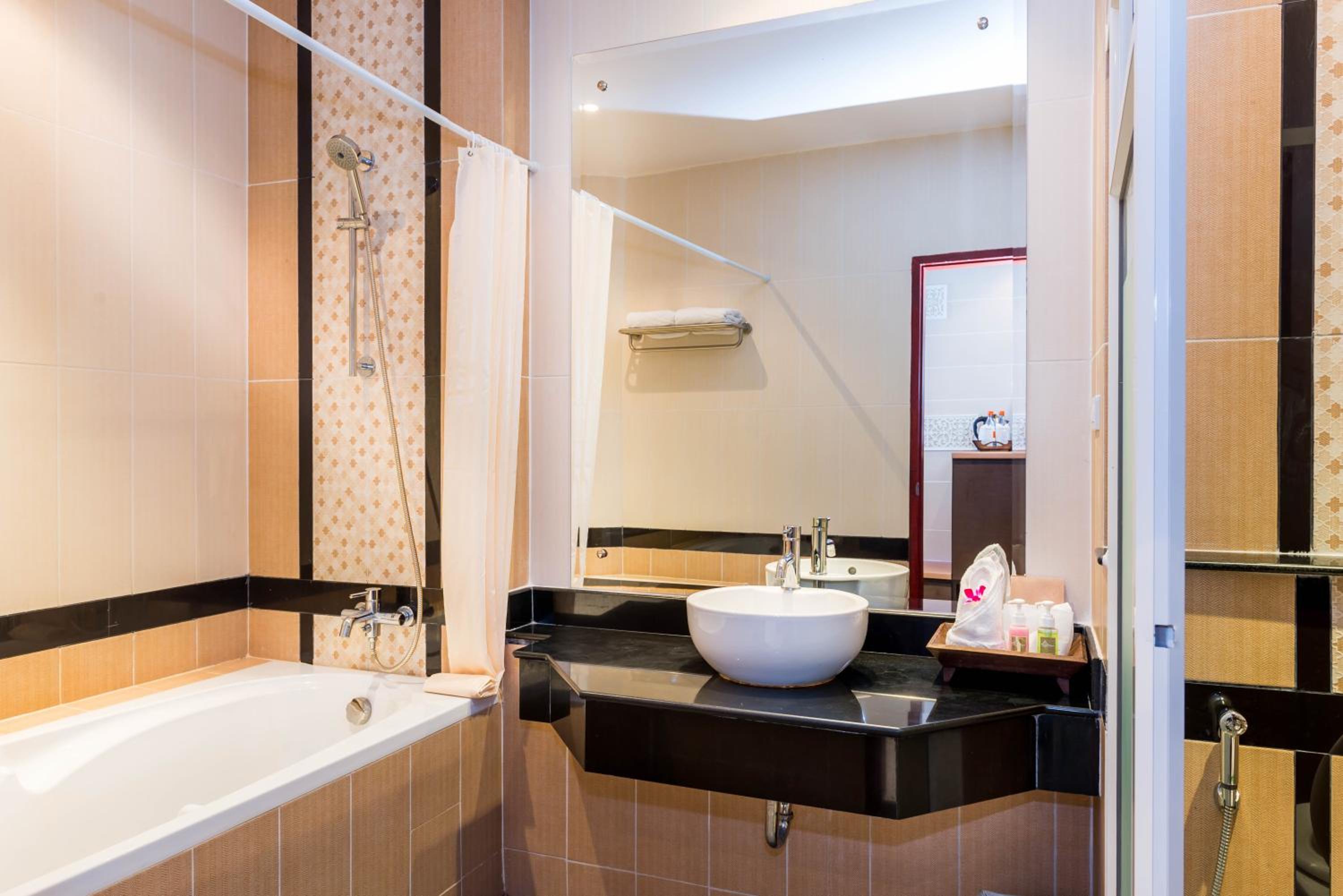 Grand Deluxe Double or Twin Room with Pool View - Photo 8