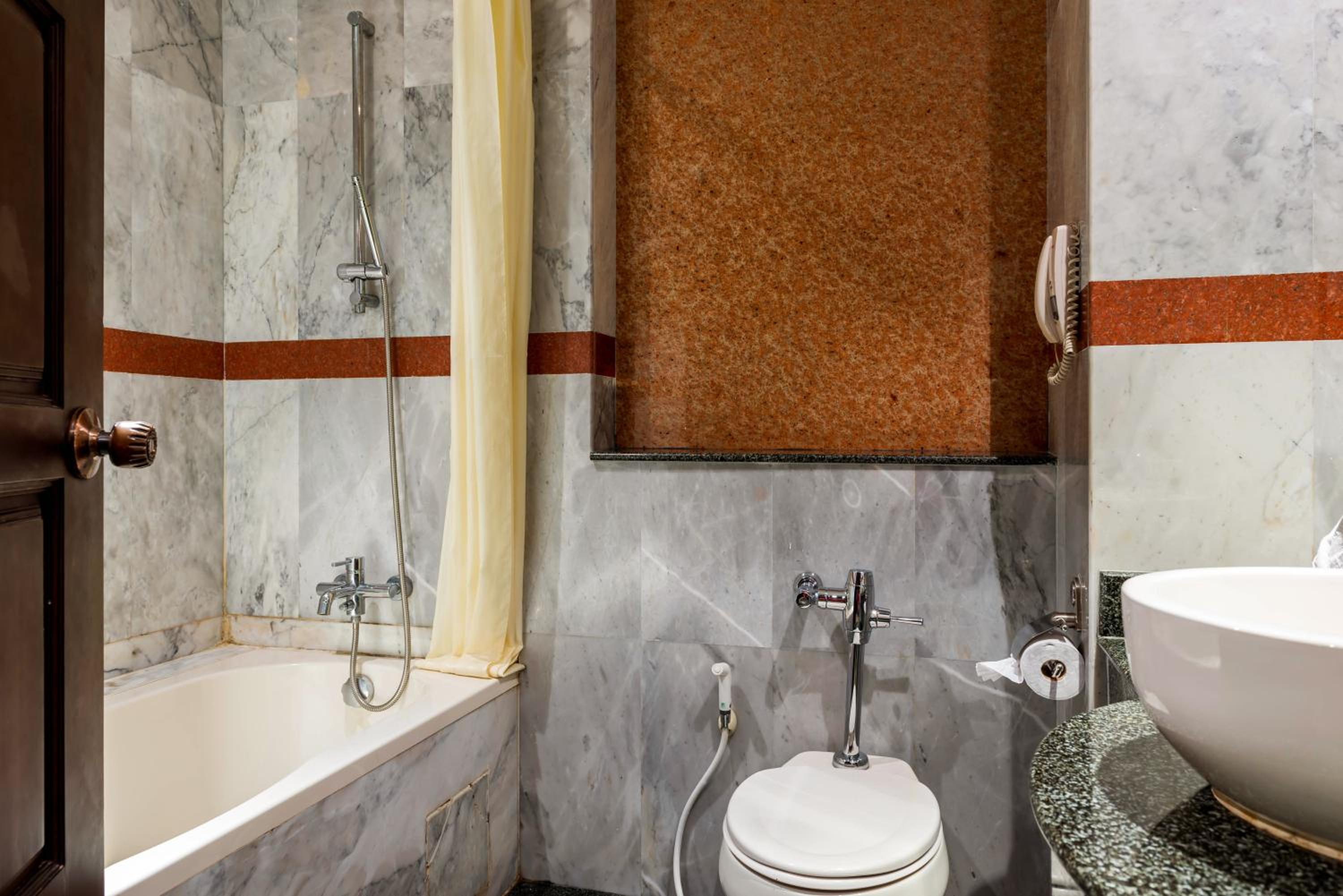 Deluxe Double or Twin Room with Outdoor Jacuzzi - Photo 9
