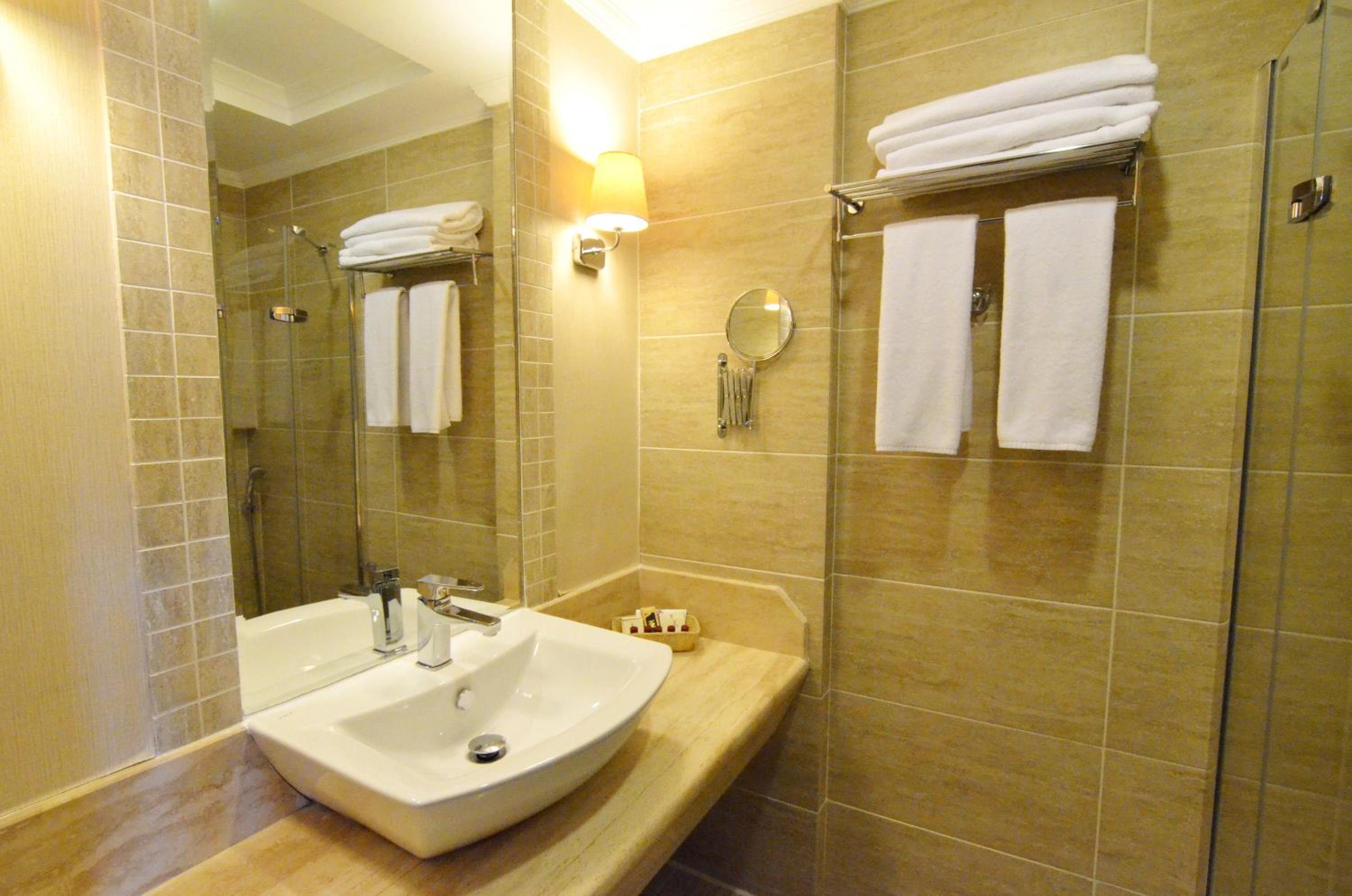 Standard Double or Twin Room with Land View - Photo 6