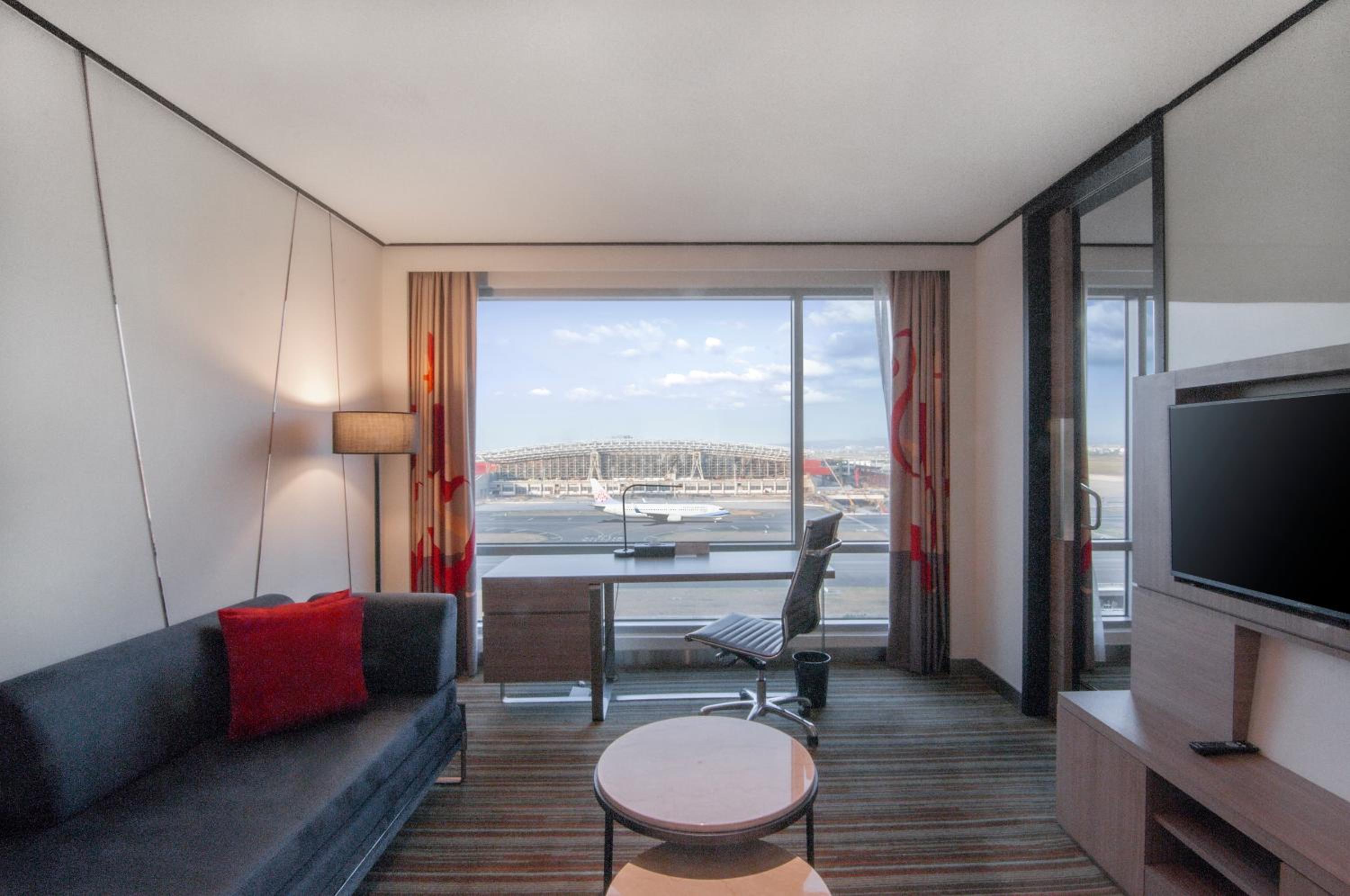 King Regency Suite with Airport View - Photo 3