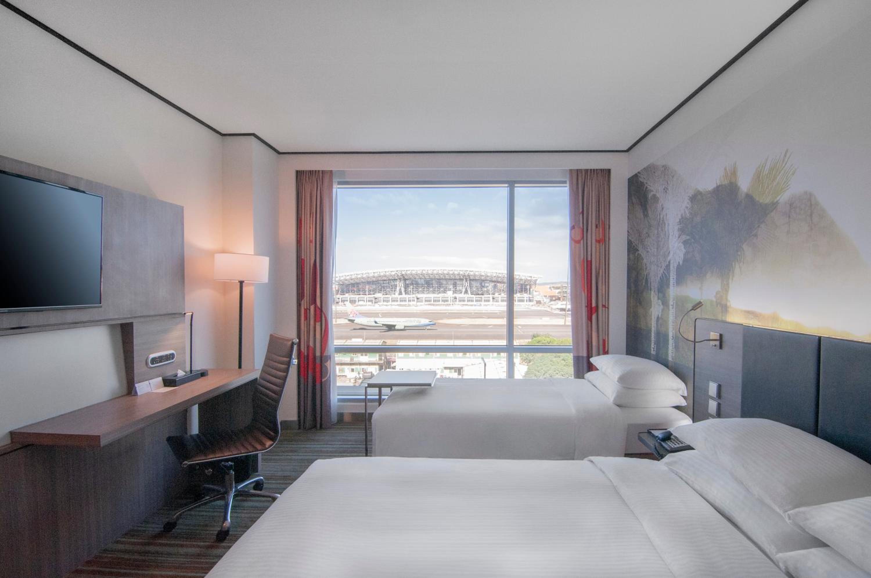 Family King Room with Airport View