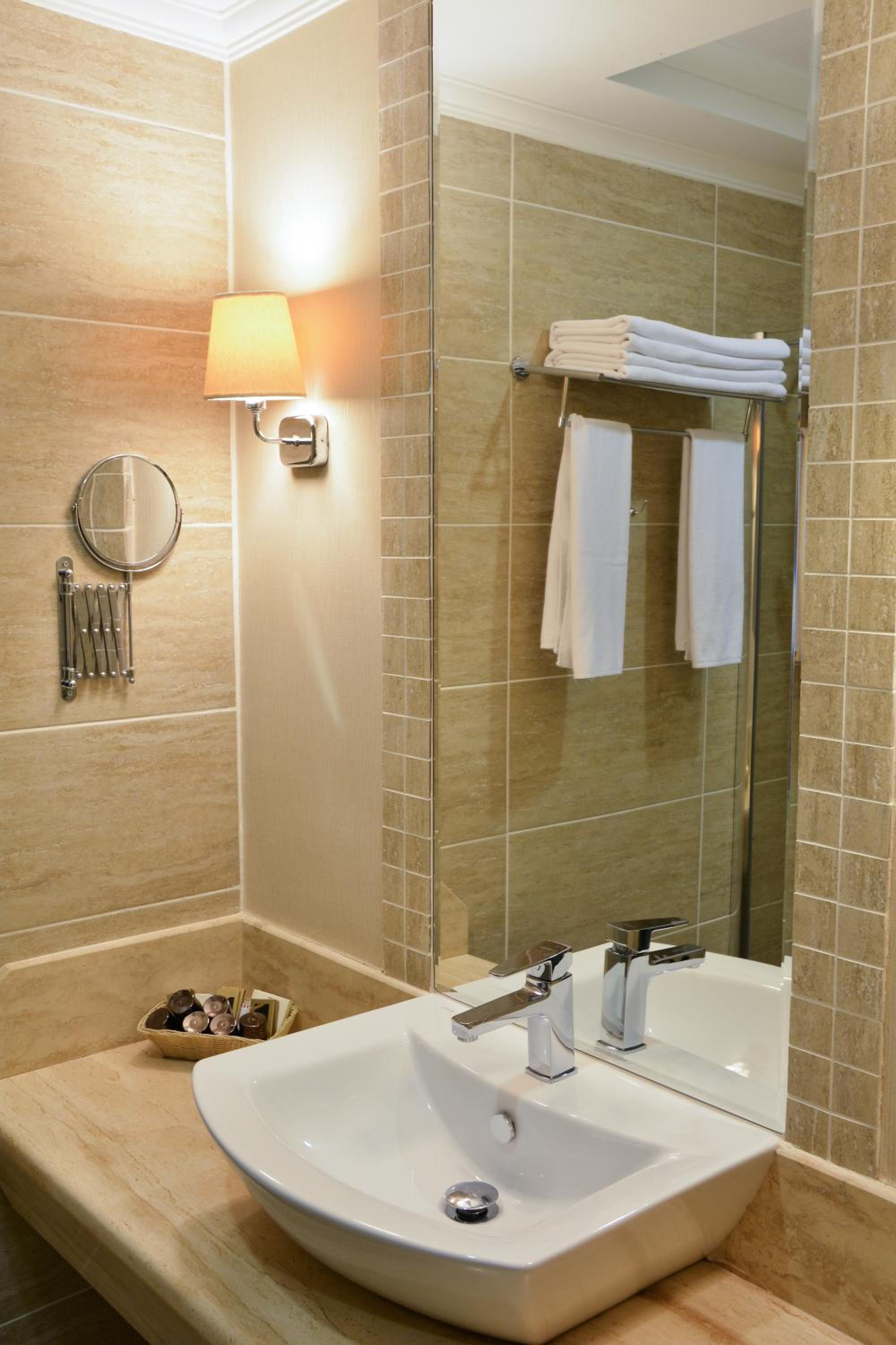 Deluxe Double or Twin Room - Photo 3