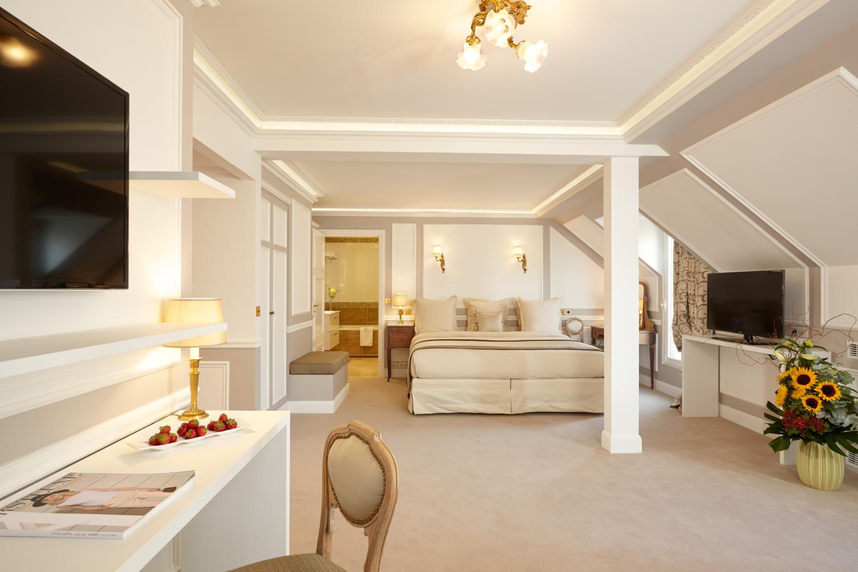Eiffel Tower Junior Suite photo 2