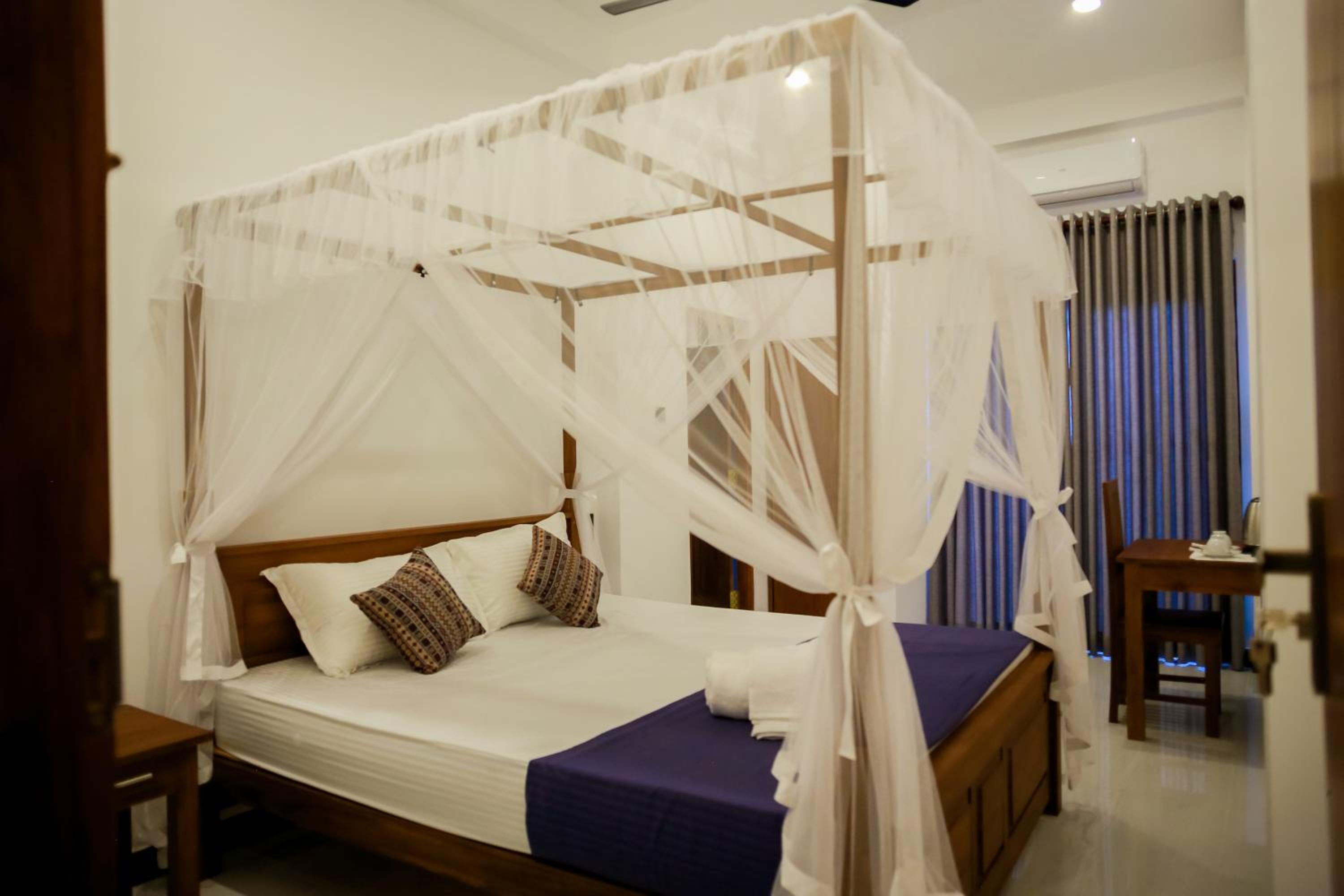 Deluxe Double Room with Balcony - Photo 5