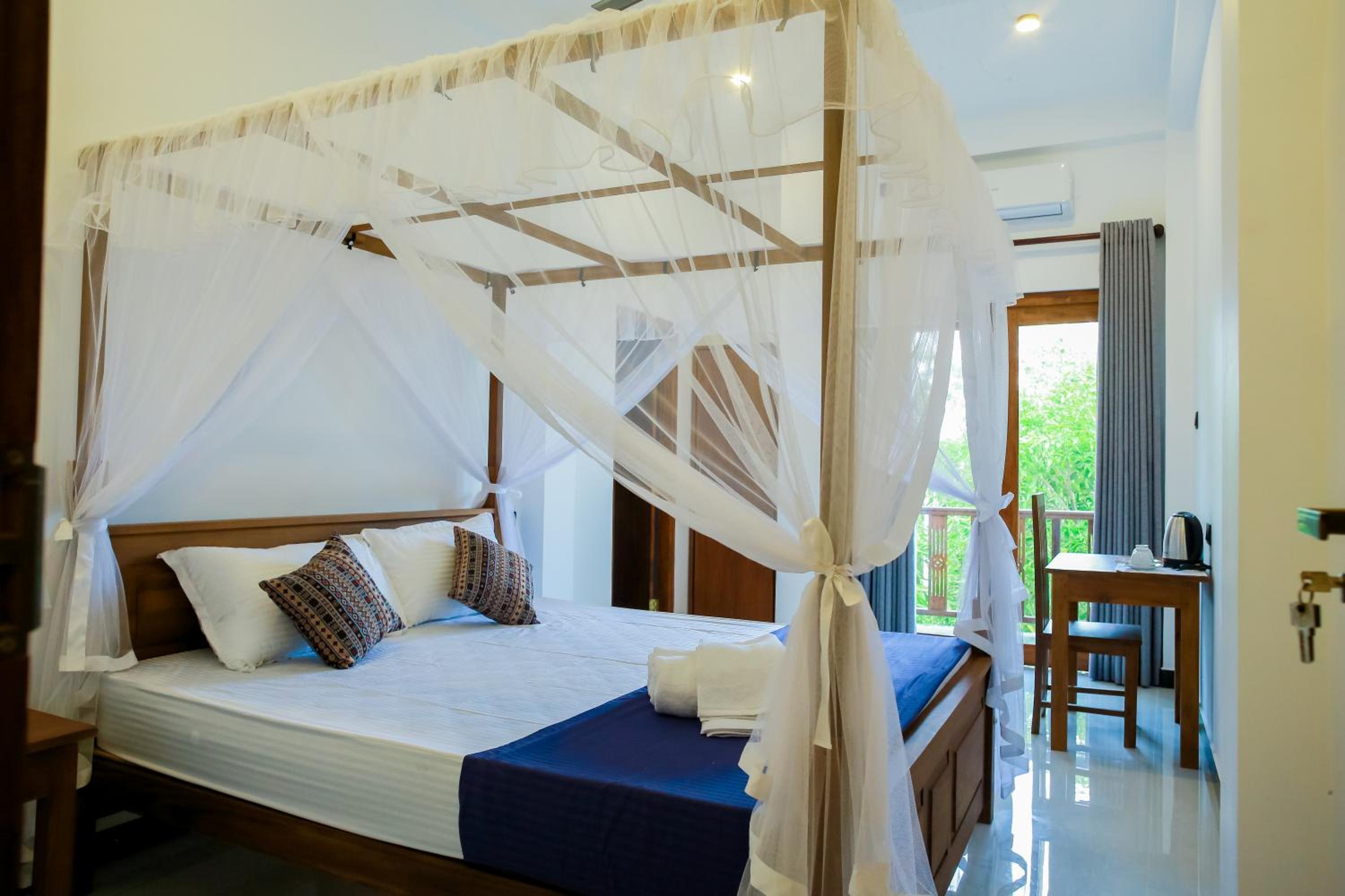 Deluxe Double Room with Balcony - Photo 4