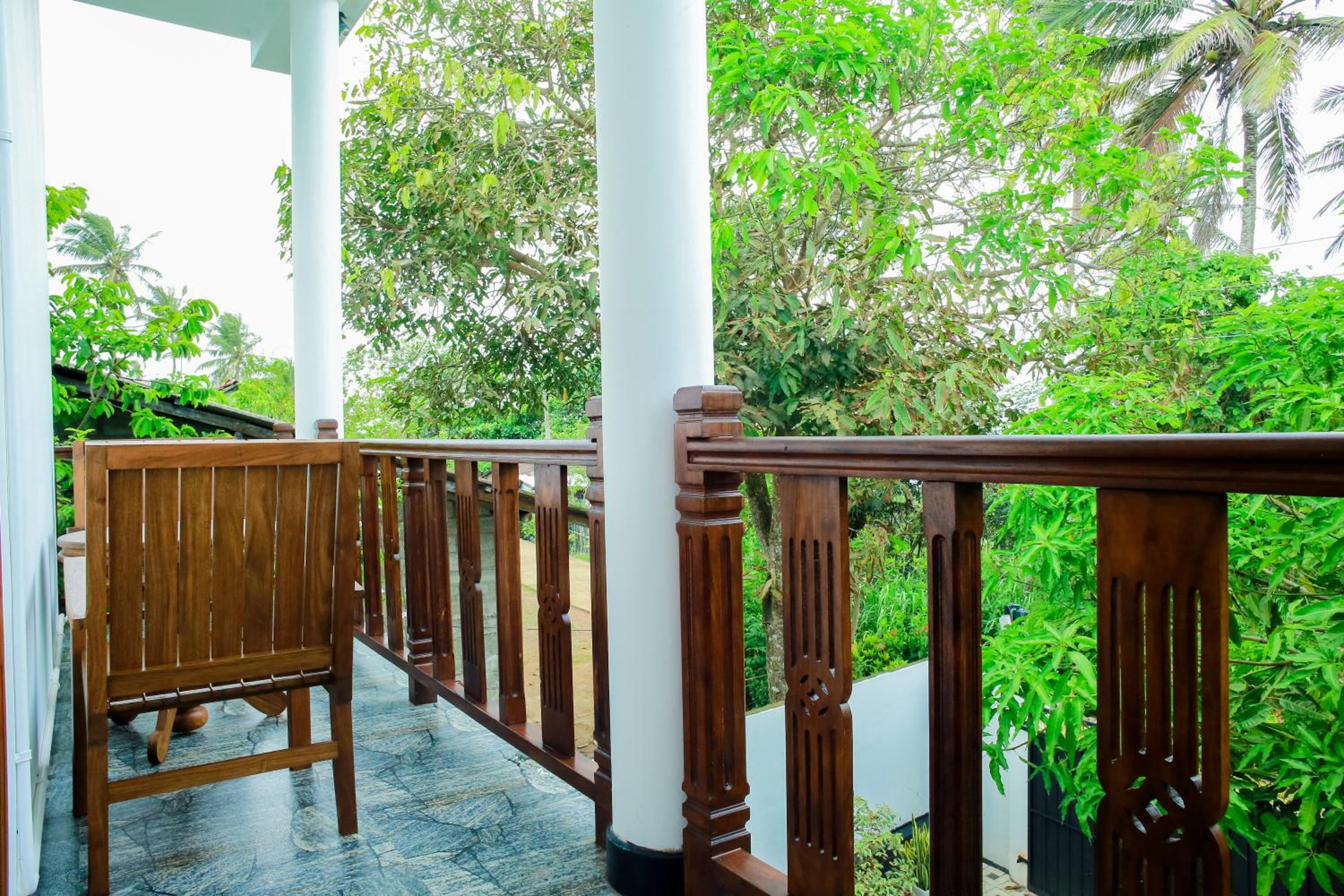 Deluxe Double Room with Balcony - Photo 8