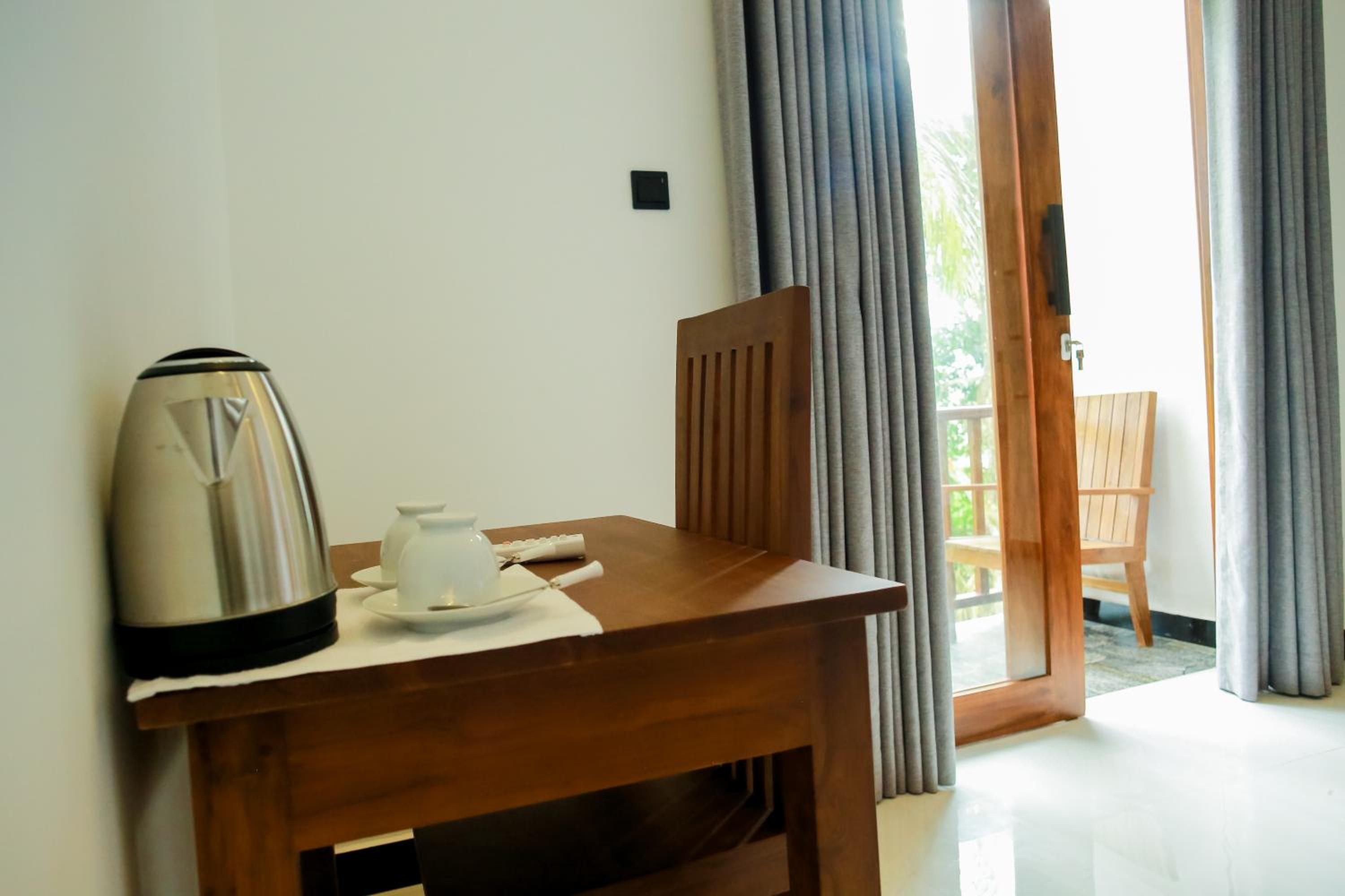 Deluxe Double Room with Balcony - Photo 9