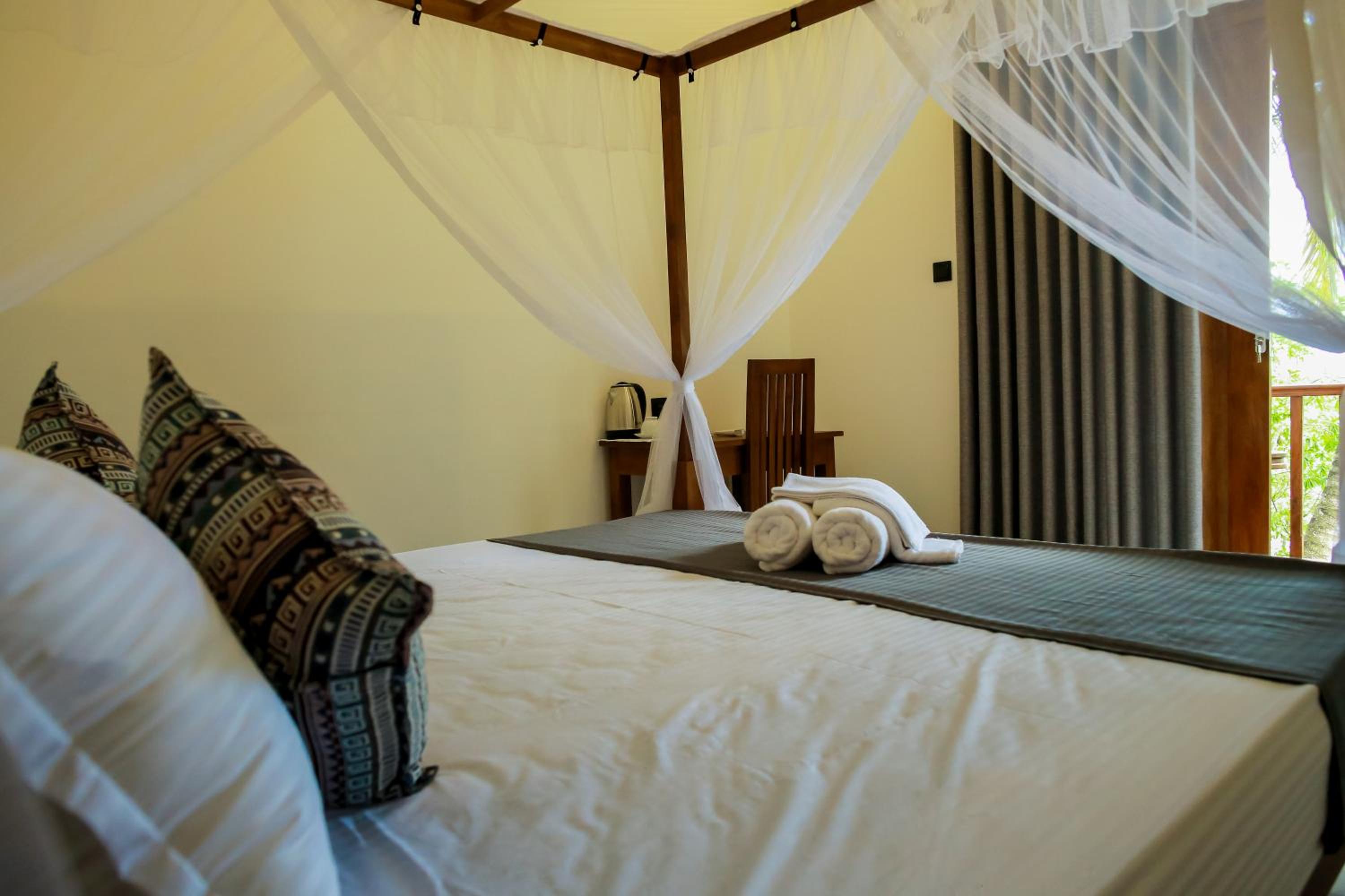 Deluxe Double Room with Balcony - Photo 10