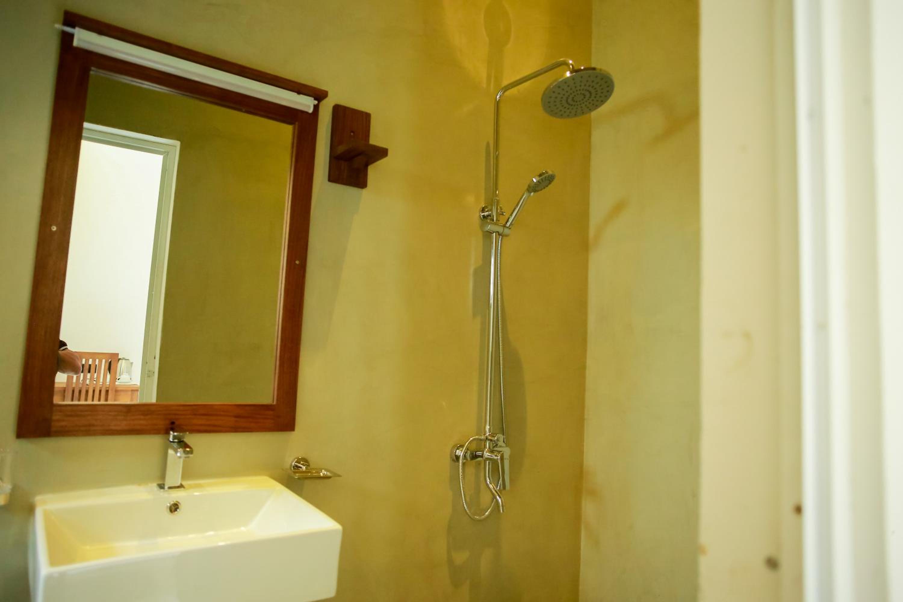 Deluxe Double Room with Balcony - Photo 11