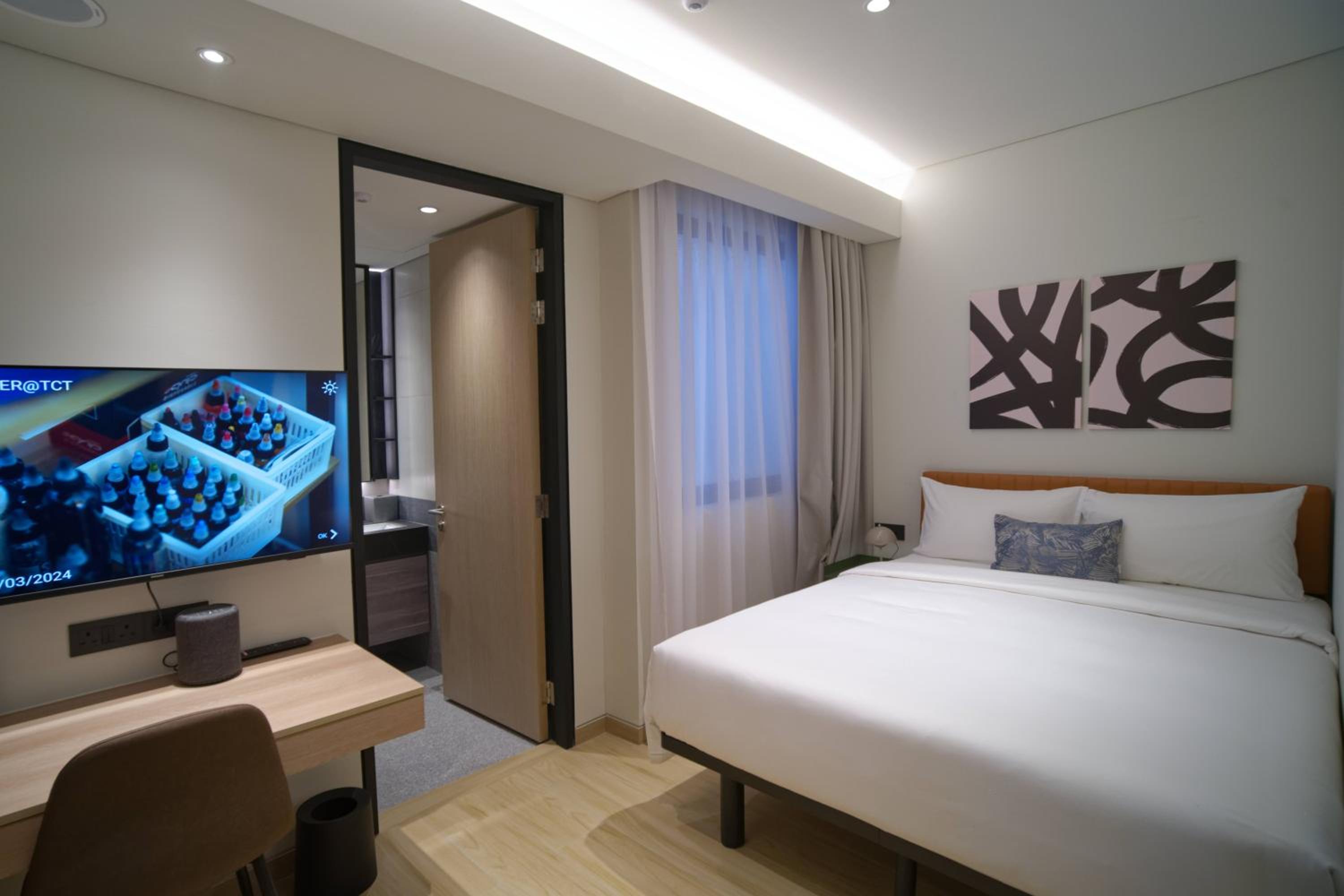 Standard King Room photo 3
