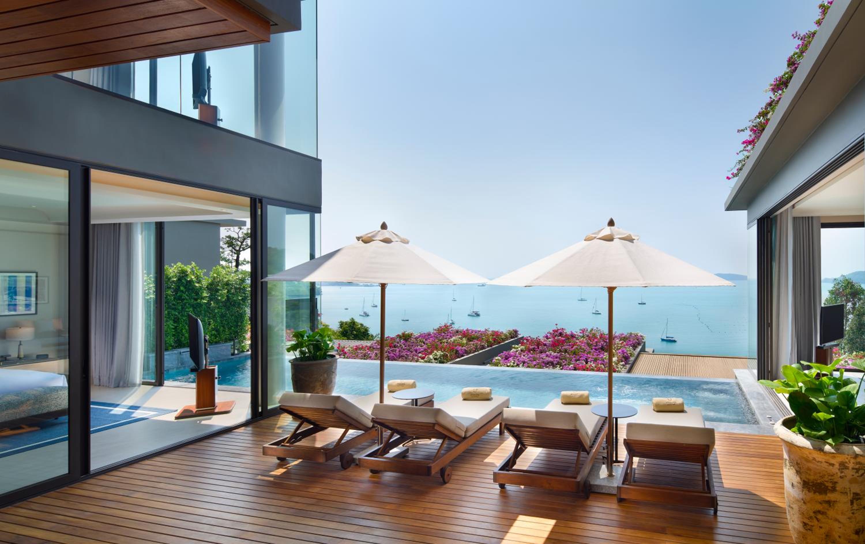 Three-Bedroom Executive Villa with Sea View - Photo 10