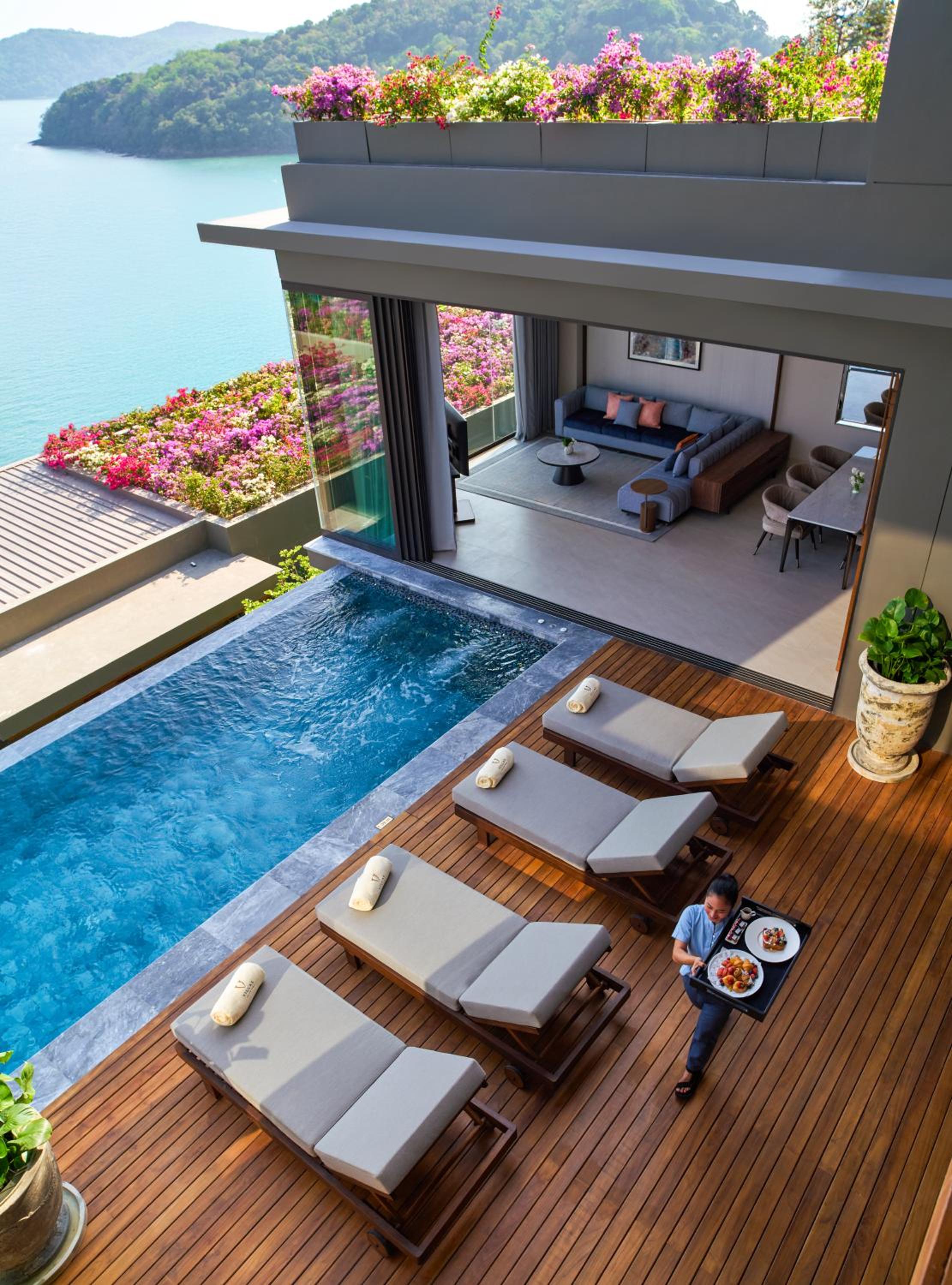 Three-Bedroom Executive Villa with Sea View - Photo 8