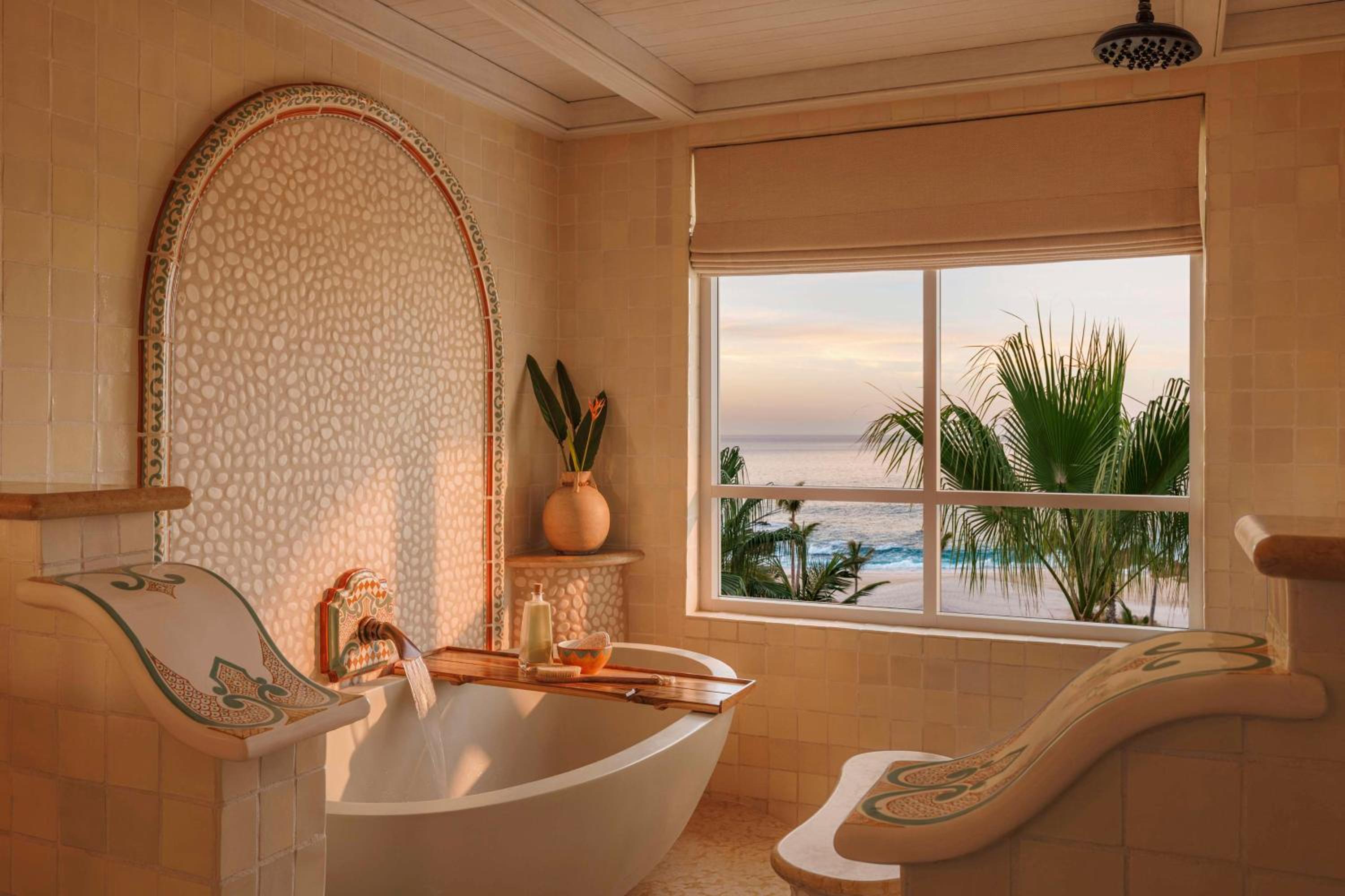 Grand Suite - Ocean Front, One Bedroom with Plunge Pool
