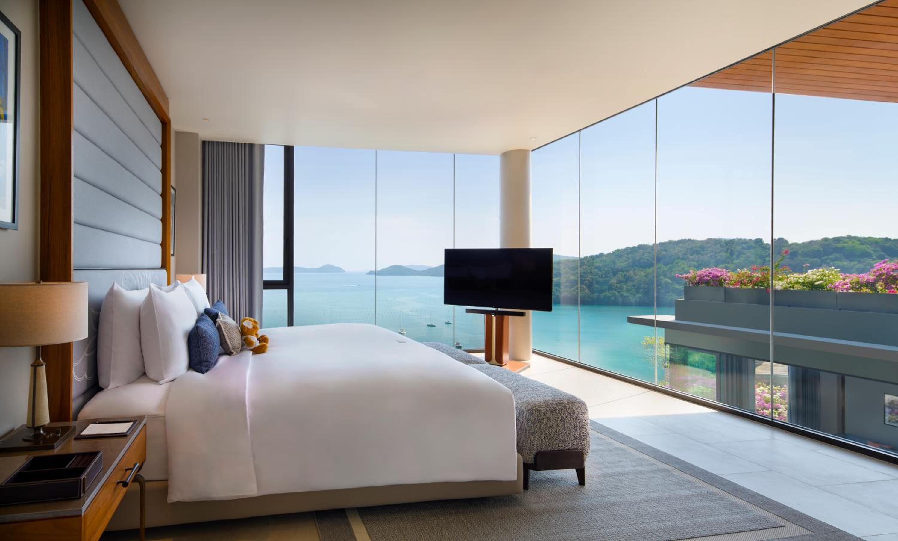 Three-Bedroom Executive Villa with Sea View - Photo 7