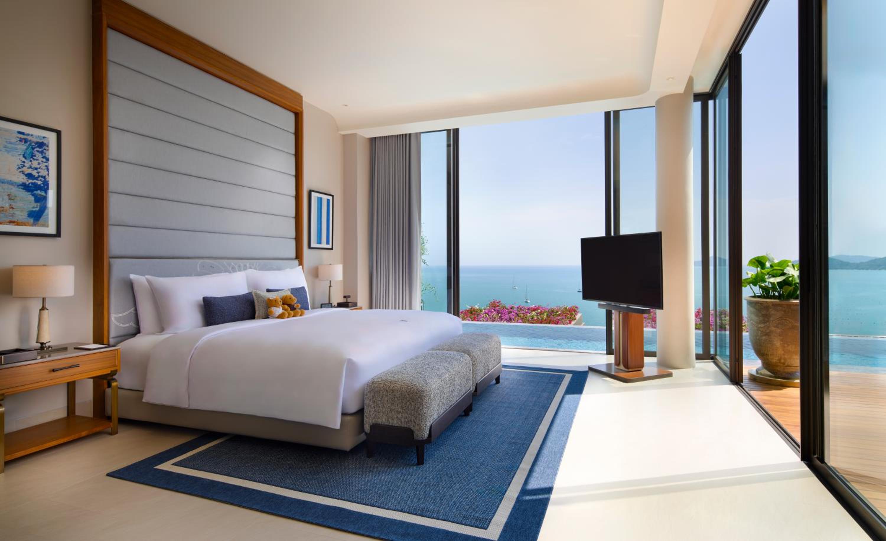 Three-Bedroom Executive Villa with Sea View - Photo 5