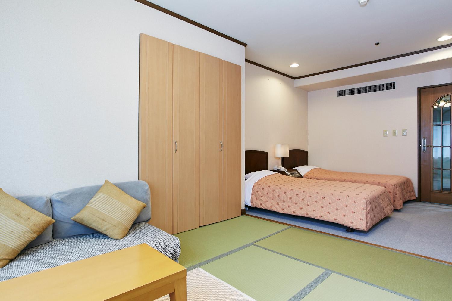 Room with Tatami Area "Cortina Room" - Early Check in (14:00) & Late Check out (11:00) photo 3