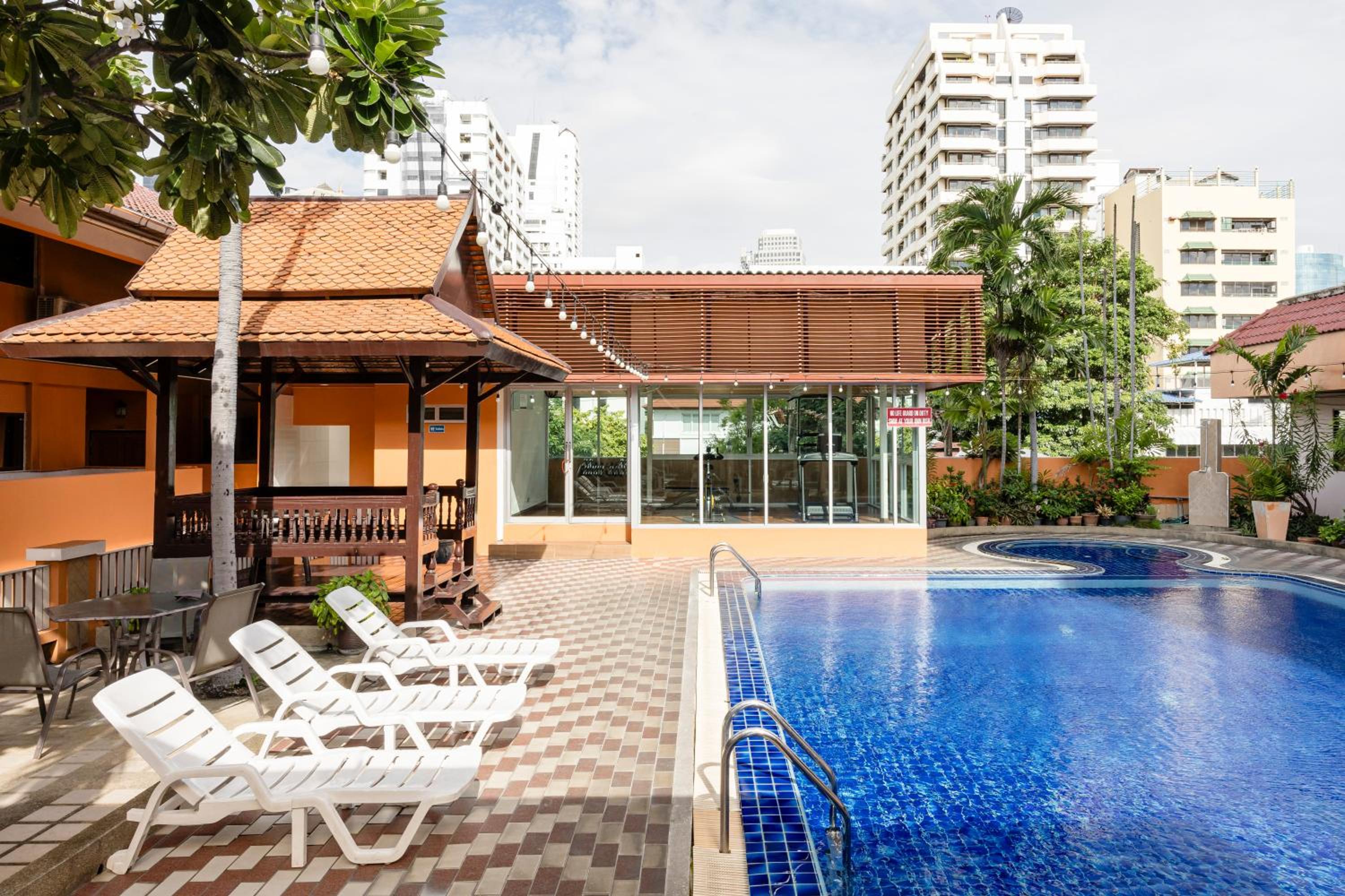 Two-Bedroom Apartment with Pool View photo 2