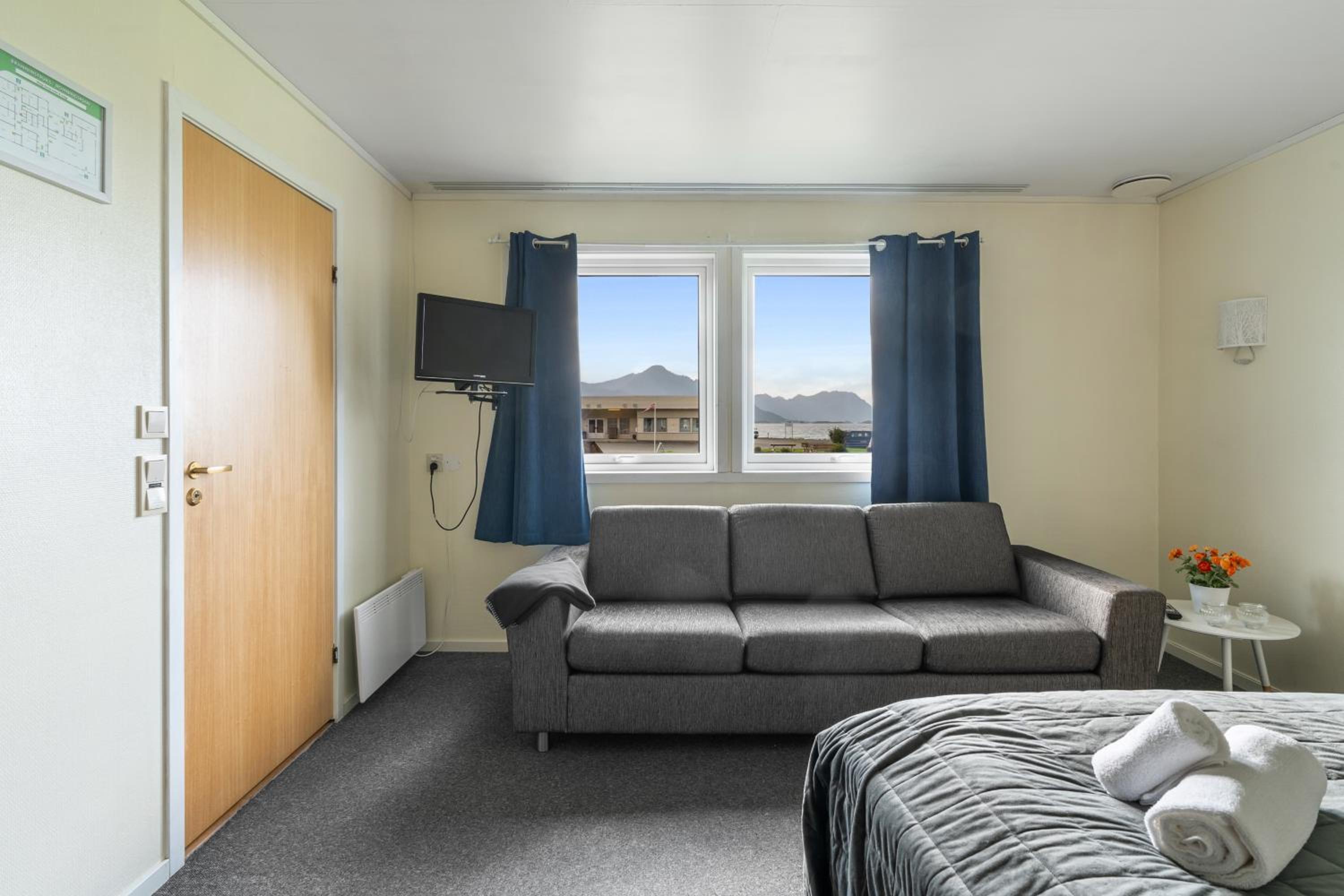 Deluxe Double Room with Side Sea View photo 2