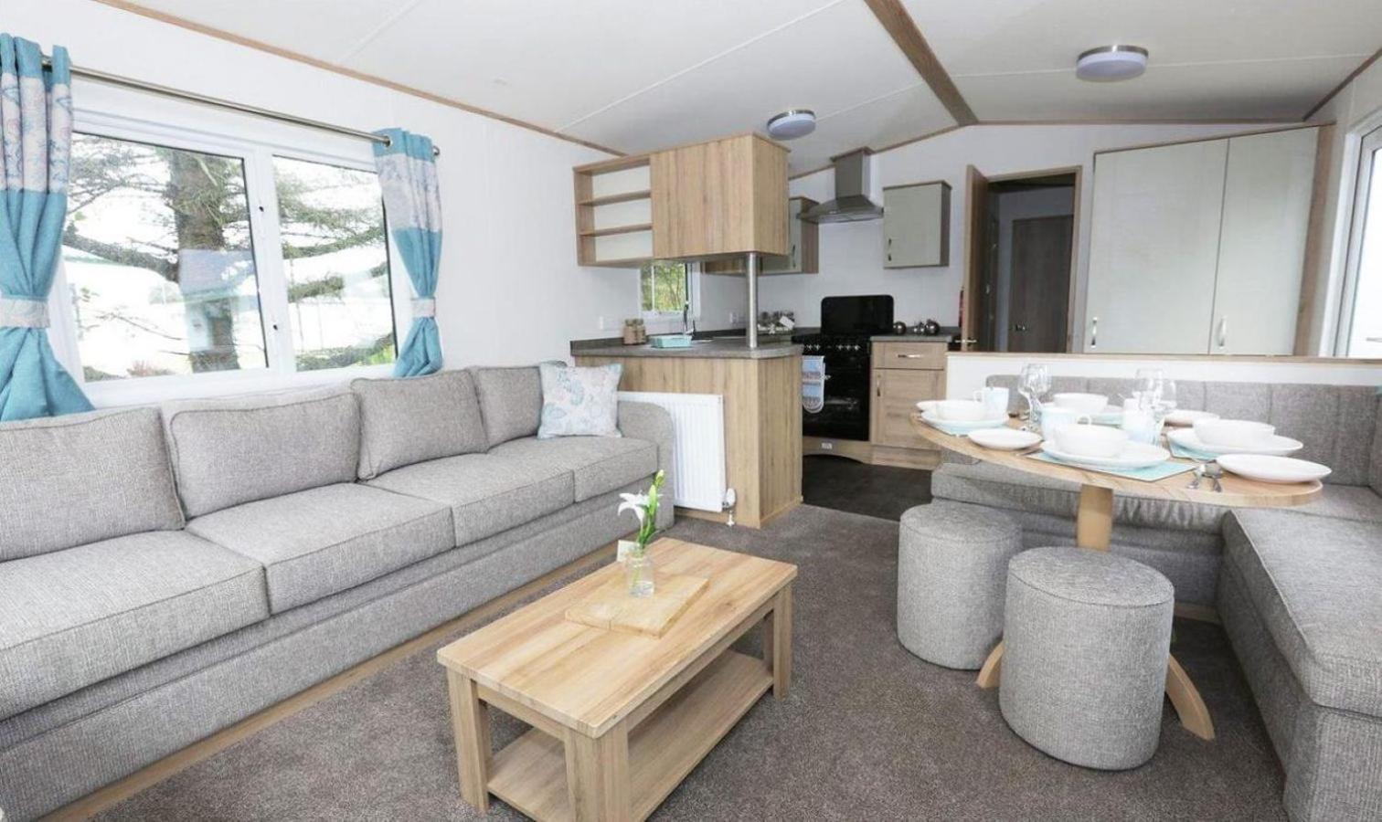 6 berth Luxury Caravan - No Pets photo 3